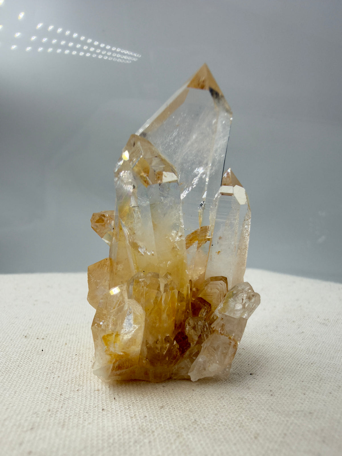 Gelber Lemurian Quarz KL48, 5,1 × 3,1 cm, Herkunft Brasilien, mit sichtbaren Lemurian Lines auf den Prismenflächen.