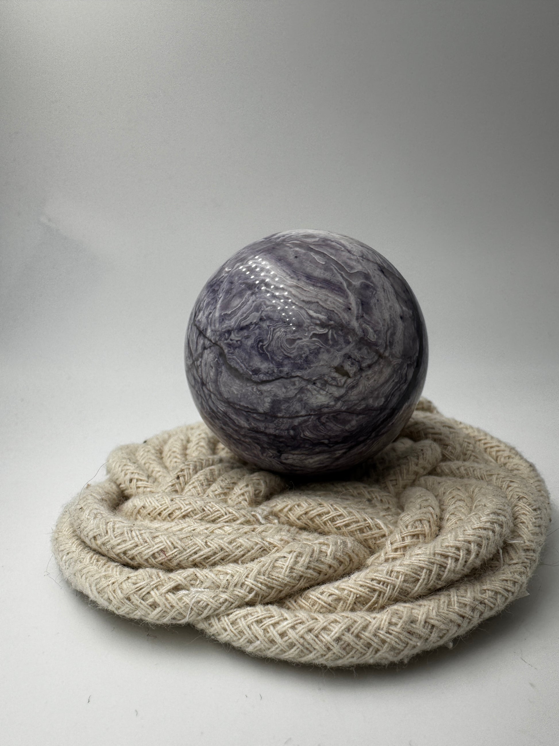 Kugel aus lila Jaspis PK46, 4,9 cm Durchmesser – opaker Mangan-Quarz mit sattem Violett und natürlicher Maserung, auch als lila Malachit bekannt.