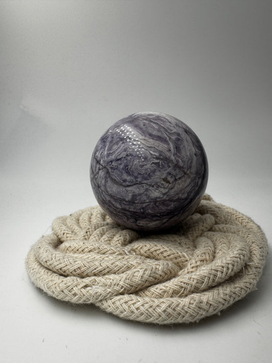 Kugel aus lila Jaspis PK46, 4,9 cm Durchmesser – opaker Mangan-Quarz mit sattem Violett und natürlicher Maserung, auch als lila Malachit bekannt.