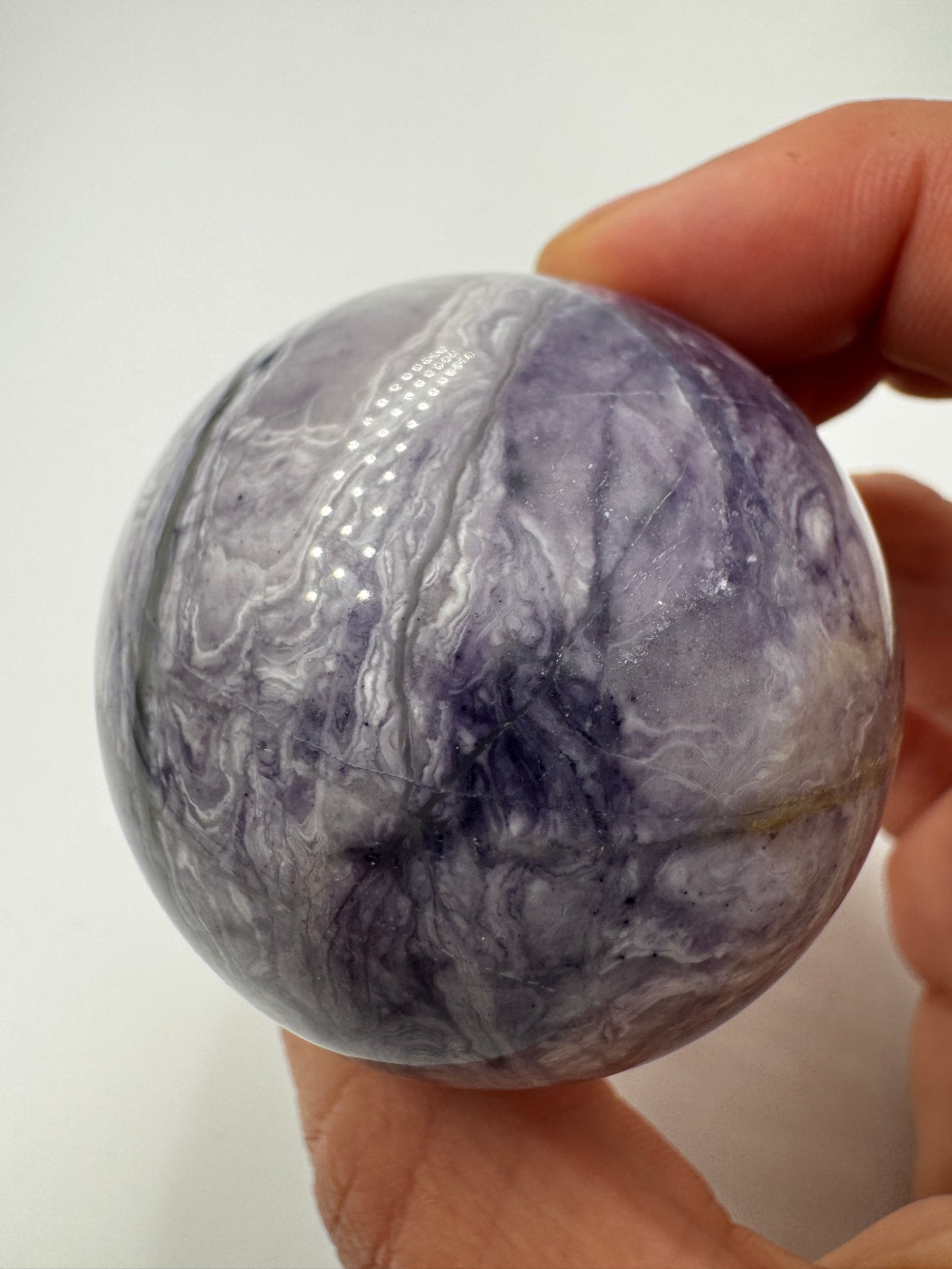 Kugel aus lila Jaspis PK46, 4,9 cm Durchmesser – opaker Mangan-Quarz mit sattem Violett und natürlicher Maserung, auch als lila Malachit bekannt.