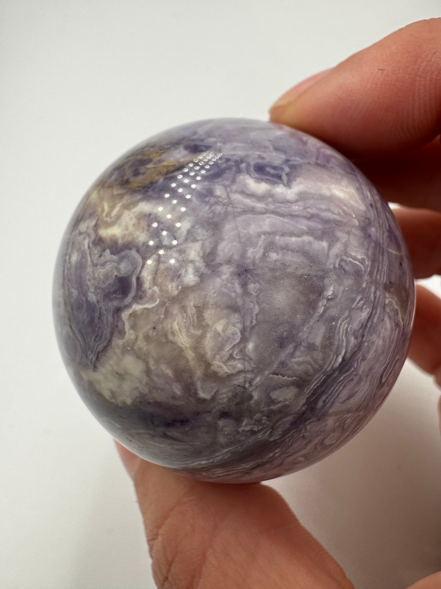 Kugel aus lila Jaspis PK46, 4,9 cm Durchmesser – opaker Mangan-Quarz mit sattem Violett und natürlicher Maserung, auch als lila Malachit bekannt.