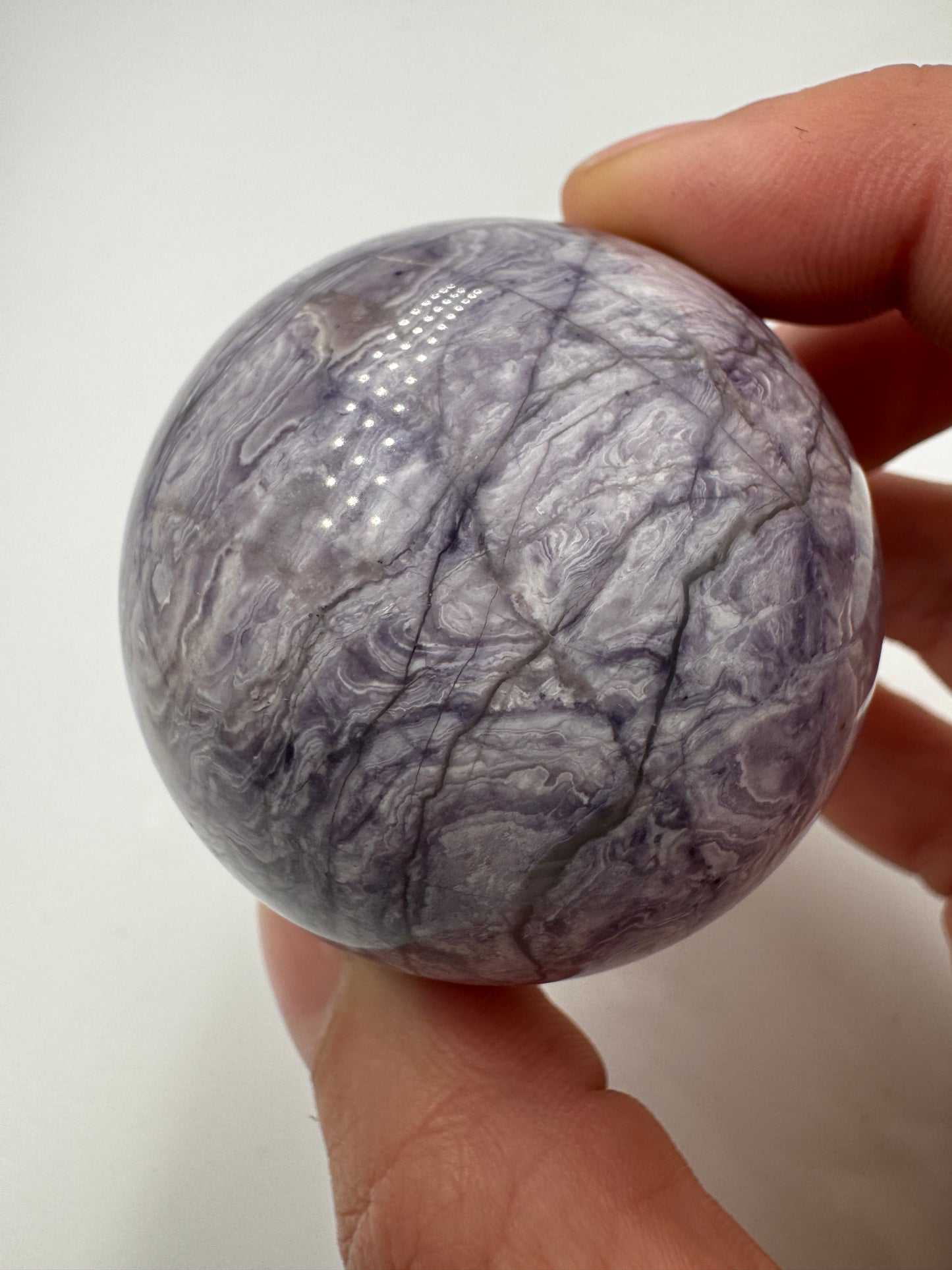 Kugel aus lila Jaspis PK46, 4,9 cm Durchmesser – opaker Mangan-Quarz mit sattem Violett und natürlicher Maserung, auch als lila Malachit bekannt.