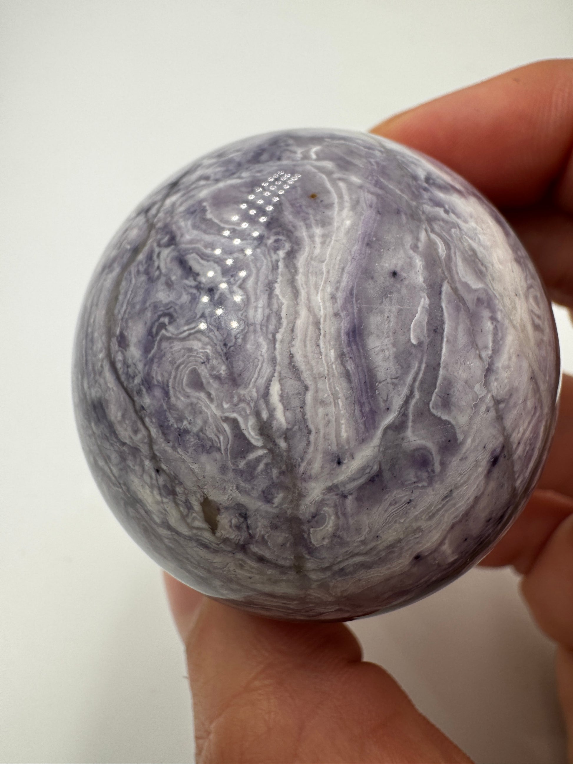 Kugel aus lila Jaspis PK46, 4,9 cm Durchmesser – opaker Mangan-Quarz mit sattem Violett und natürlicher Maserung, auch als lila Malachit bekannt.
