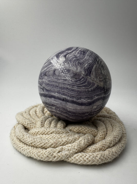 Kugel aus lila Jaspis PK84, 5,8 cm Durchmesser – opaker Mangan-Quarz mit sattem Violett und natürlicher Maserung, auch als lila Malachit bekannt.