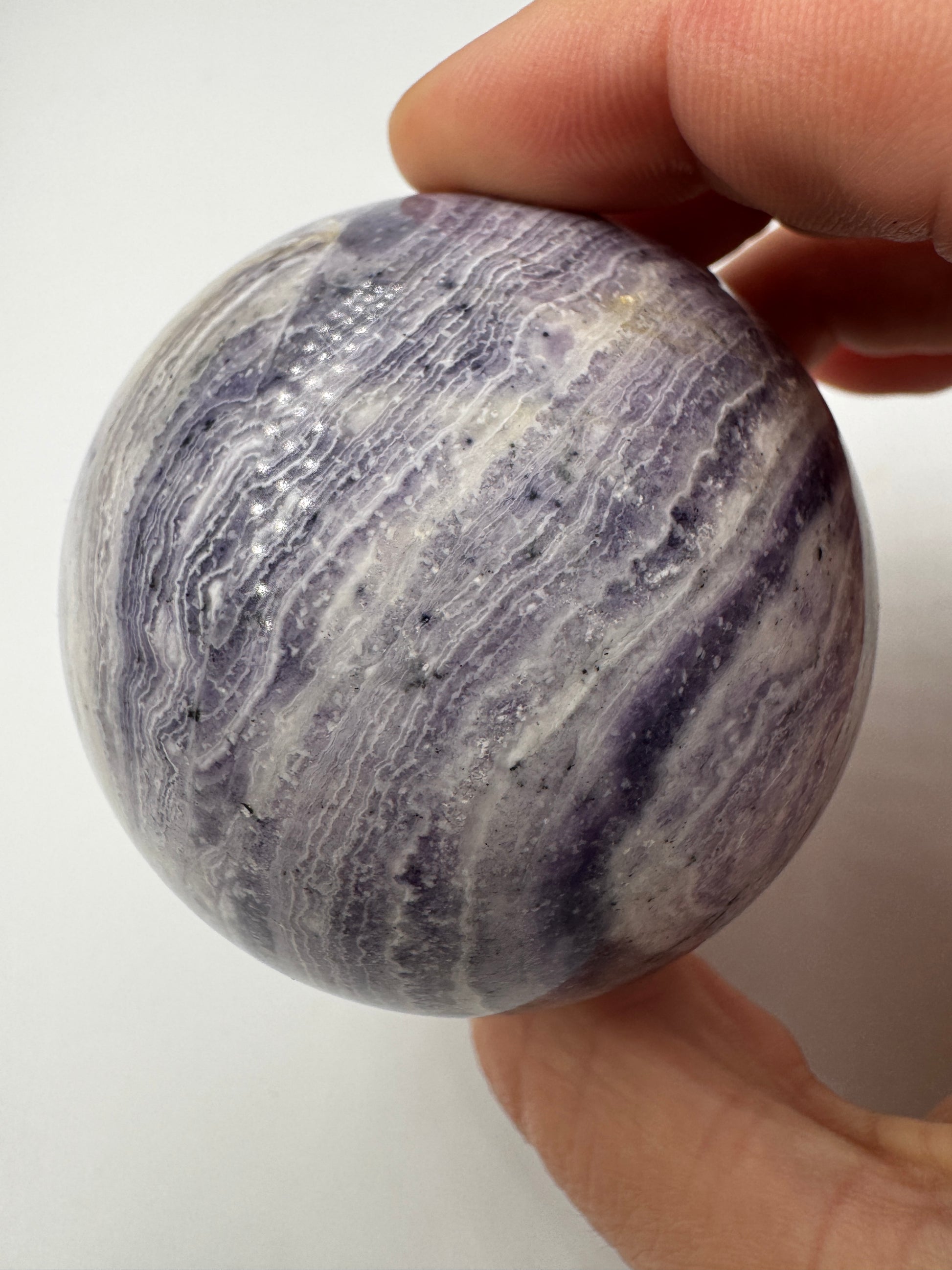 Kugel aus lila Jaspis PK84, 5,8 cm Durchmesser – opaker Mangan-Quarz mit sattem Violett und natürlicher Maserung, auch als lila Malachit bekannt.