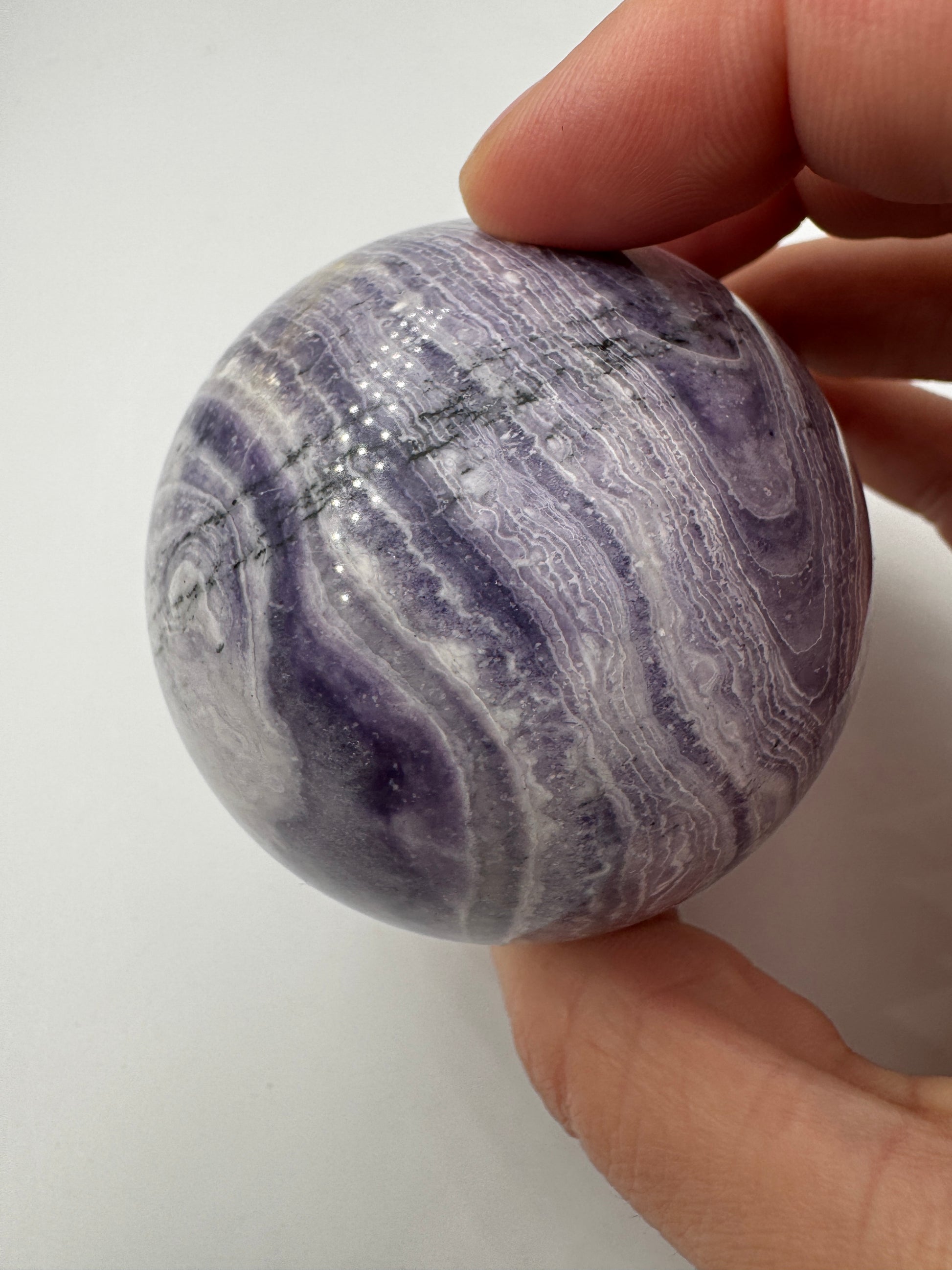 Kugel aus lila Jaspis PK84, 5,8 cm Durchmesser – opaker Mangan-Quarz mit sattem Violett und natürlicher Maserung, auch als lila Malachit bekannt.