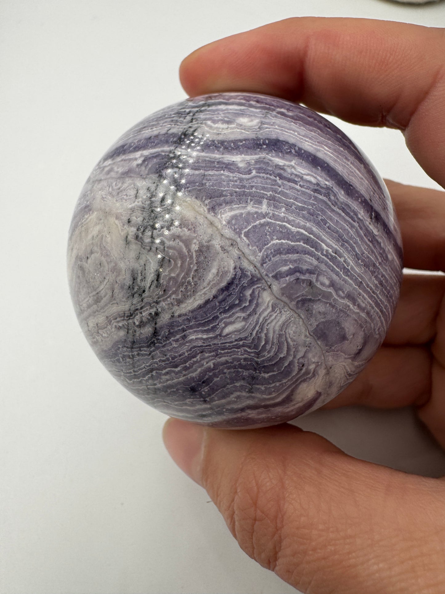 Kugel aus lila Jaspis PK84, 5,8 cm Durchmesser – opaker Mangan-Quarz mit sattem Violett und natürlicher Maserung, auch als lila Malachit bekannt.