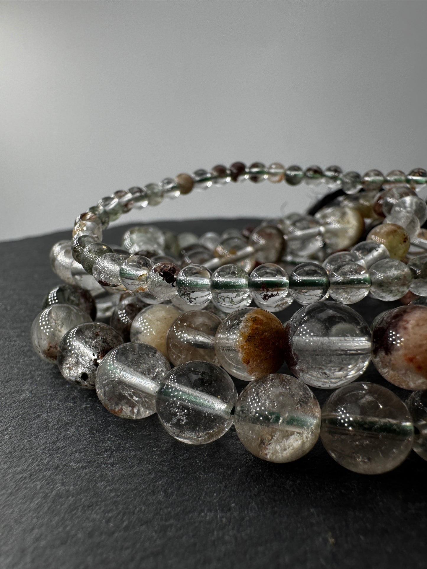 Lodolith Kugelarmband aus Gartenquarz mit dendritischen Chlorit-Einschlüssen, elastisch, ca. 19 cm Umfang.