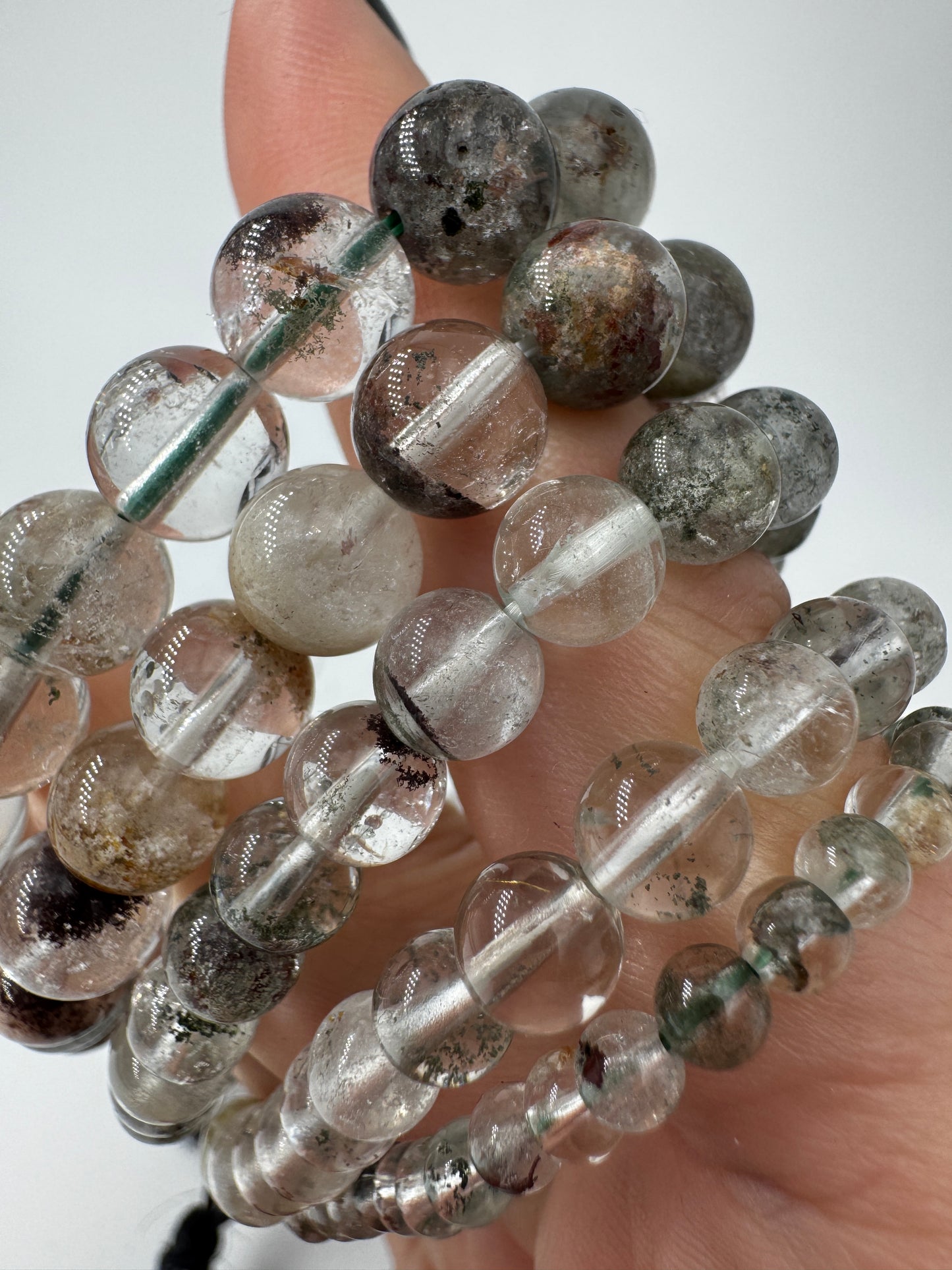 Lodolith Kugelarmband aus Gartenquarz mit dendritischen Chlorit-Einschlüssen, elastisch, ca. 19 cm Umfang.