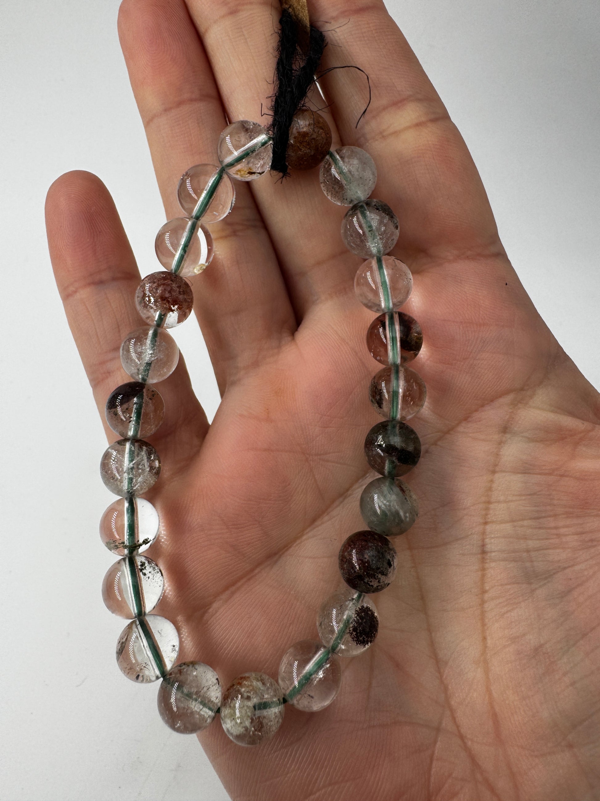 Lodolith Kugelarmband aus Gartenquarz mit dendritischen Chlorit-Einschlüssen, elastisch, ca. 19 cm Umfang.