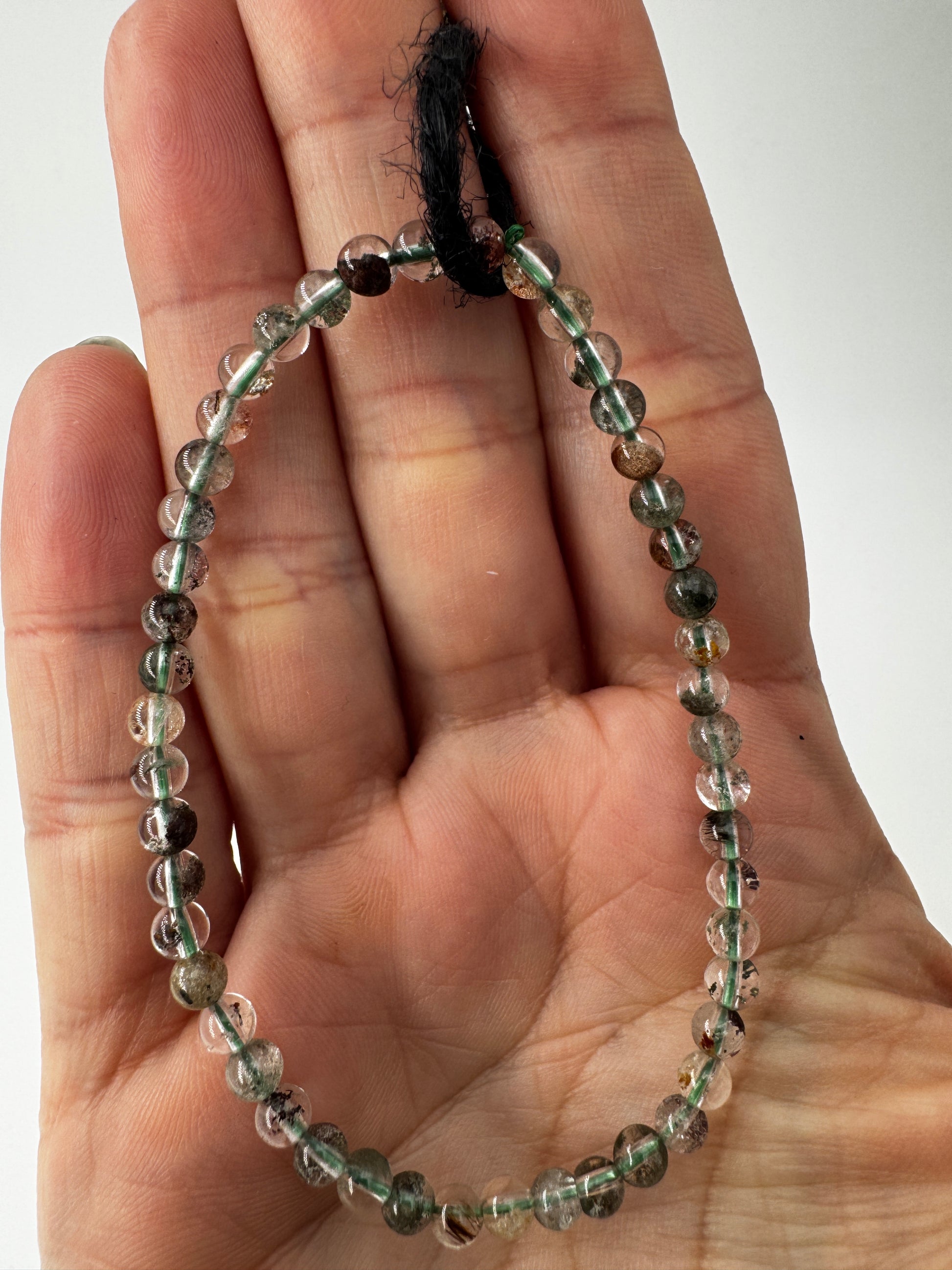 Lodolith Kugelarmband aus Gartenquarz mit dendritischen Chlorit-Einschlüssen, elastisch, ca. 19 cm Umfang.