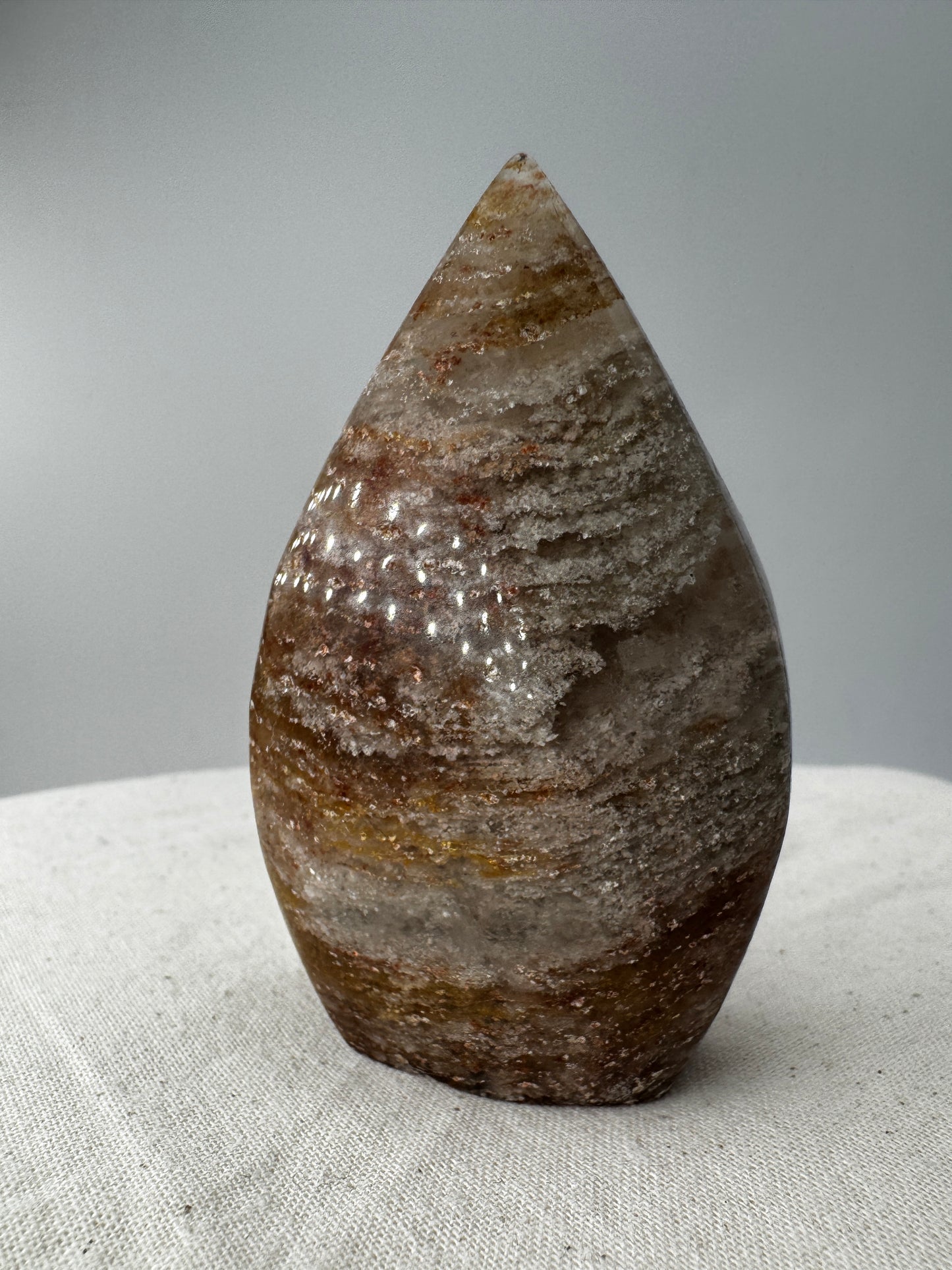 Freiform-Flame aus Lodolith GF29, mit sichtbarer Thousand-Layer-Inklusion aus Chlorit und Eisenoxid im klaren Quarz.