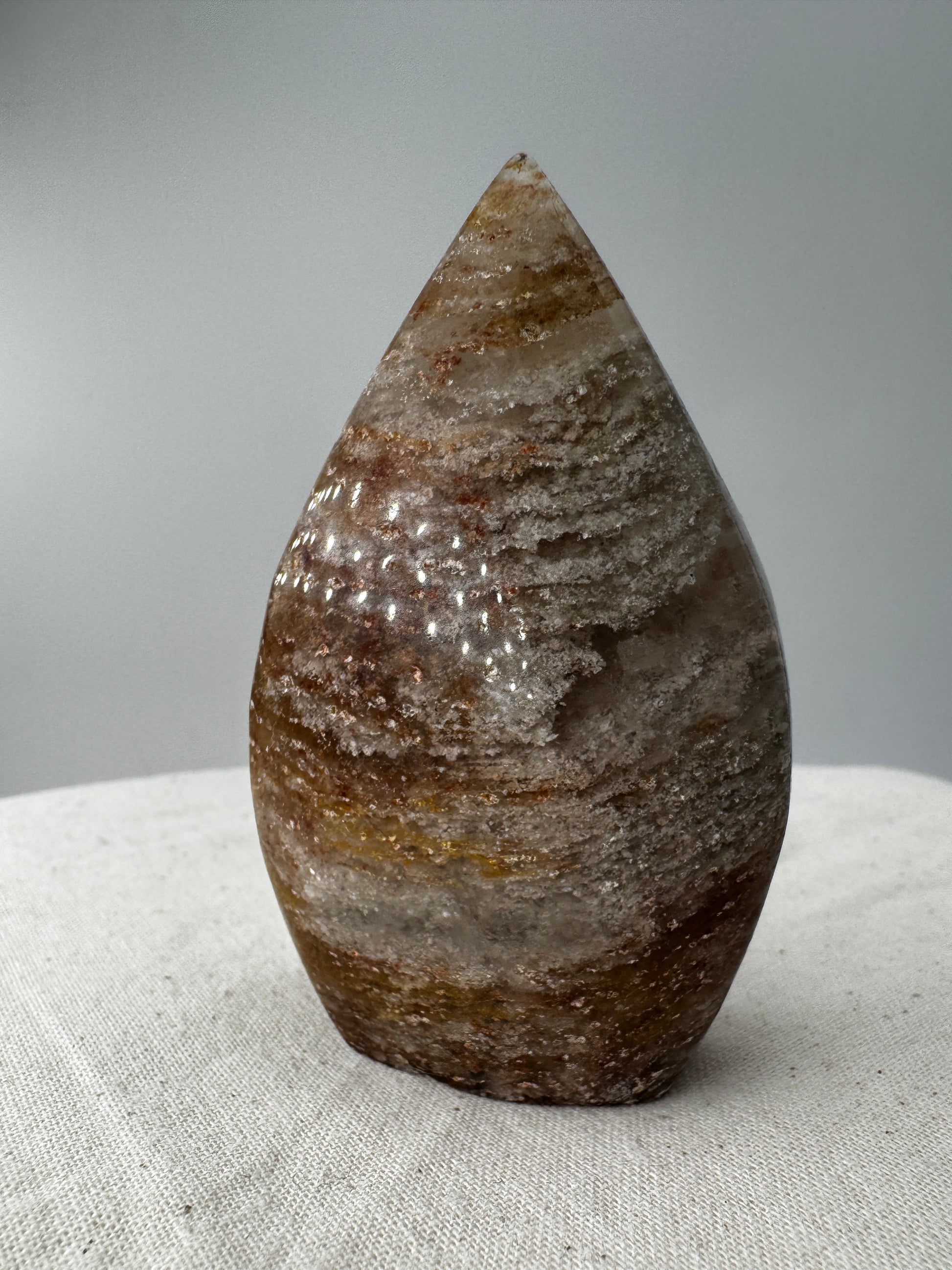 Freiform-Flame aus Lodolith GF29, mit sichtbarer Thousand-Layer-Inklusion aus Chlorit und Eisenoxid im klaren Quarz.