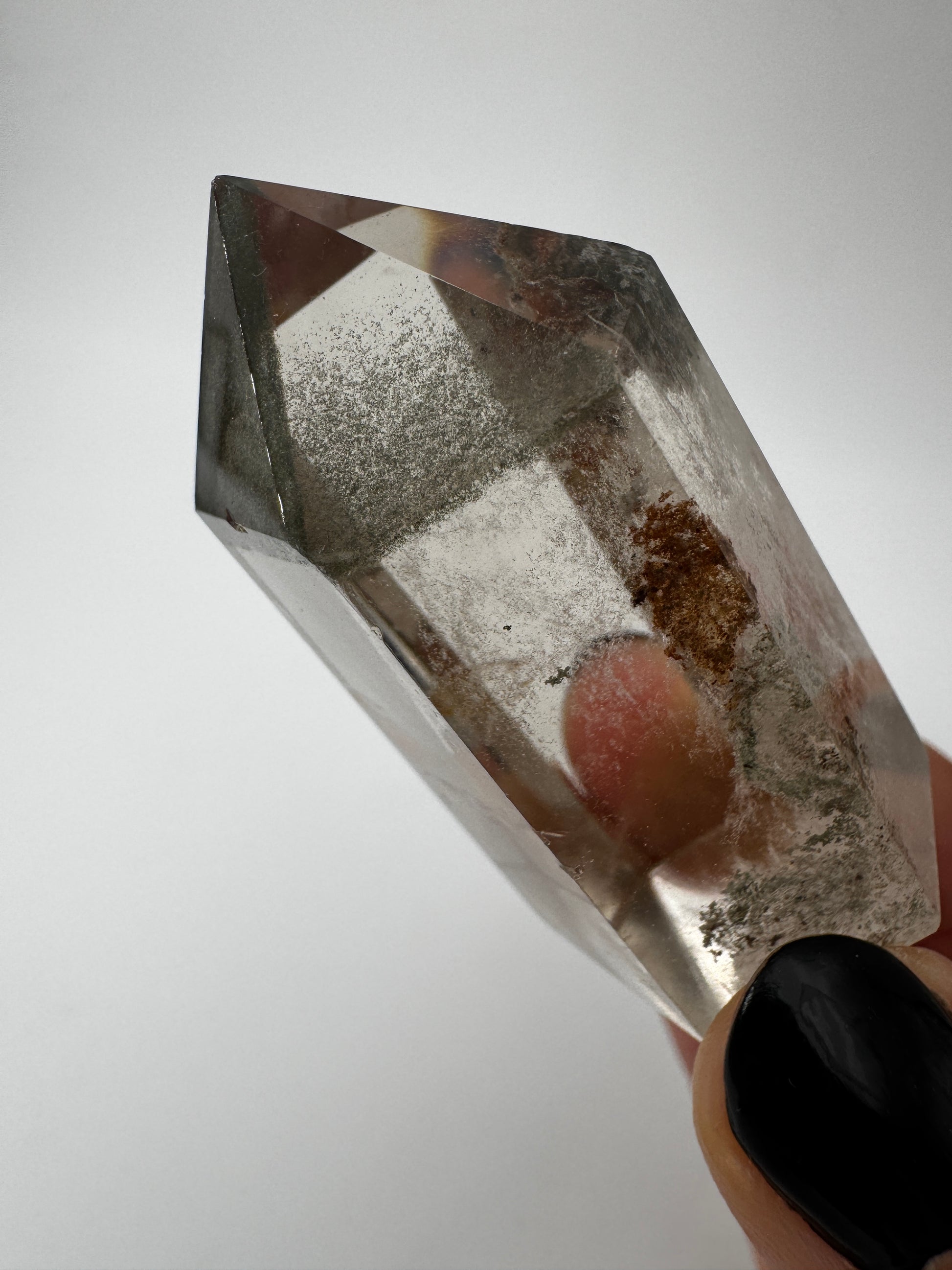 Lodolith Freiform GF15, mit sichtbaren Chlorit- und Hämatit-Einschlüssen im klaren Quarz, organisch geschliffen.