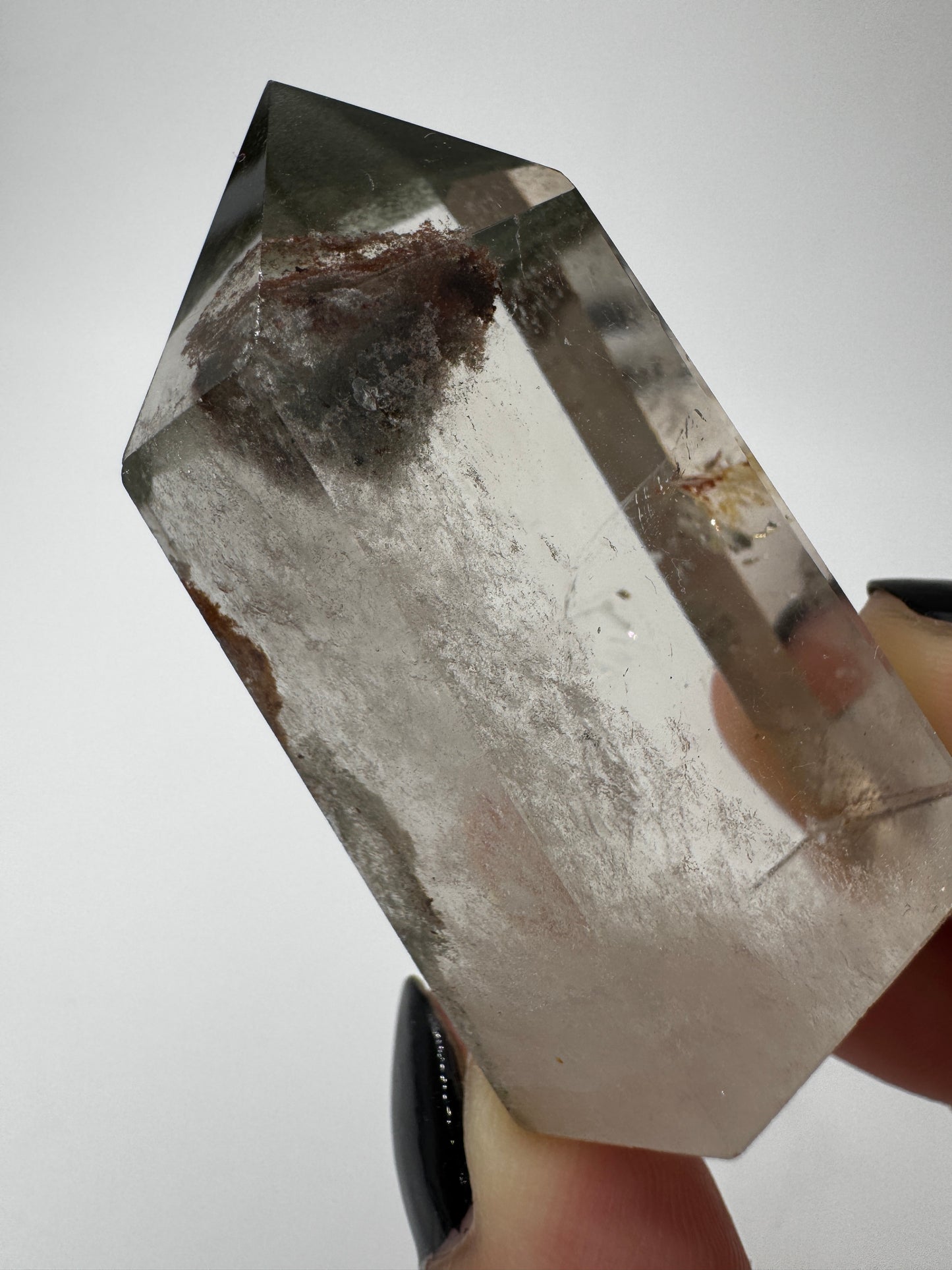 Lodolith Freiform GF15, mit sichtbaren Chlorit- und Hämatit-Einschlüssen im klaren Quarz, organisch geschliffen.