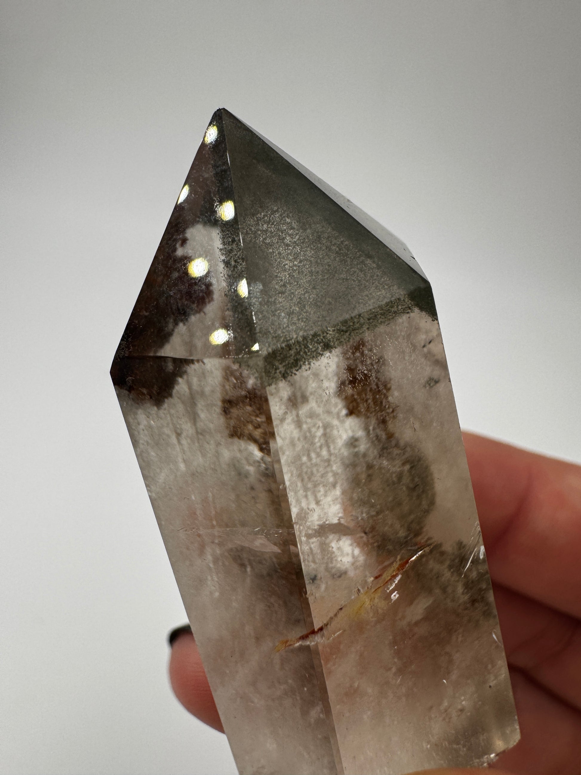 Lodolith Freiform GF15, mit sichtbaren Chlorit- und Hämatit-Einschlüssen im klaren Quarz, organisch geschliffen.