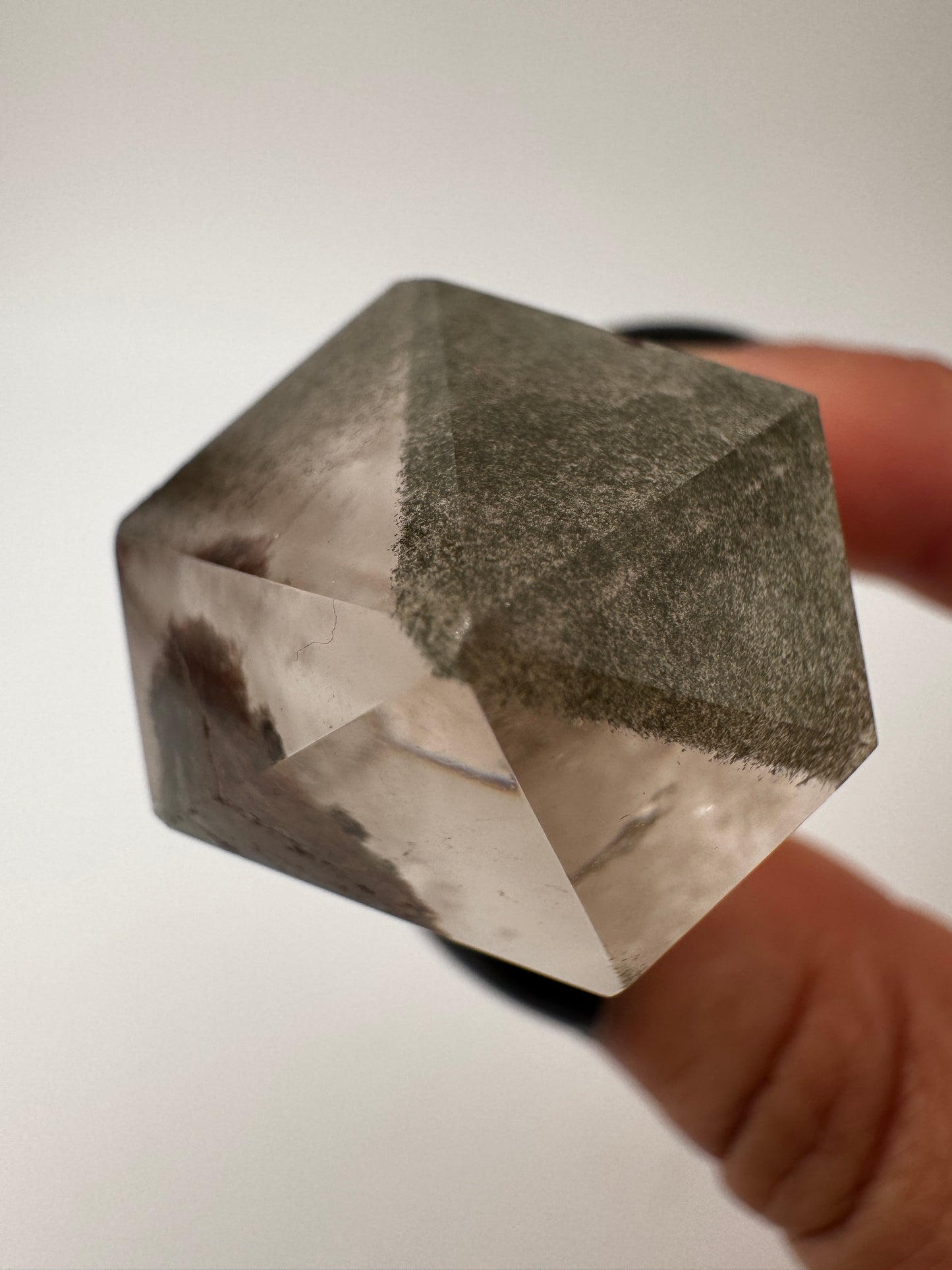 Lodolith Freiform GF15, mit sichtbaren Chlorit- und Hämatit-Einschlüssen im klaren Quarz, organisch geschliffen.
