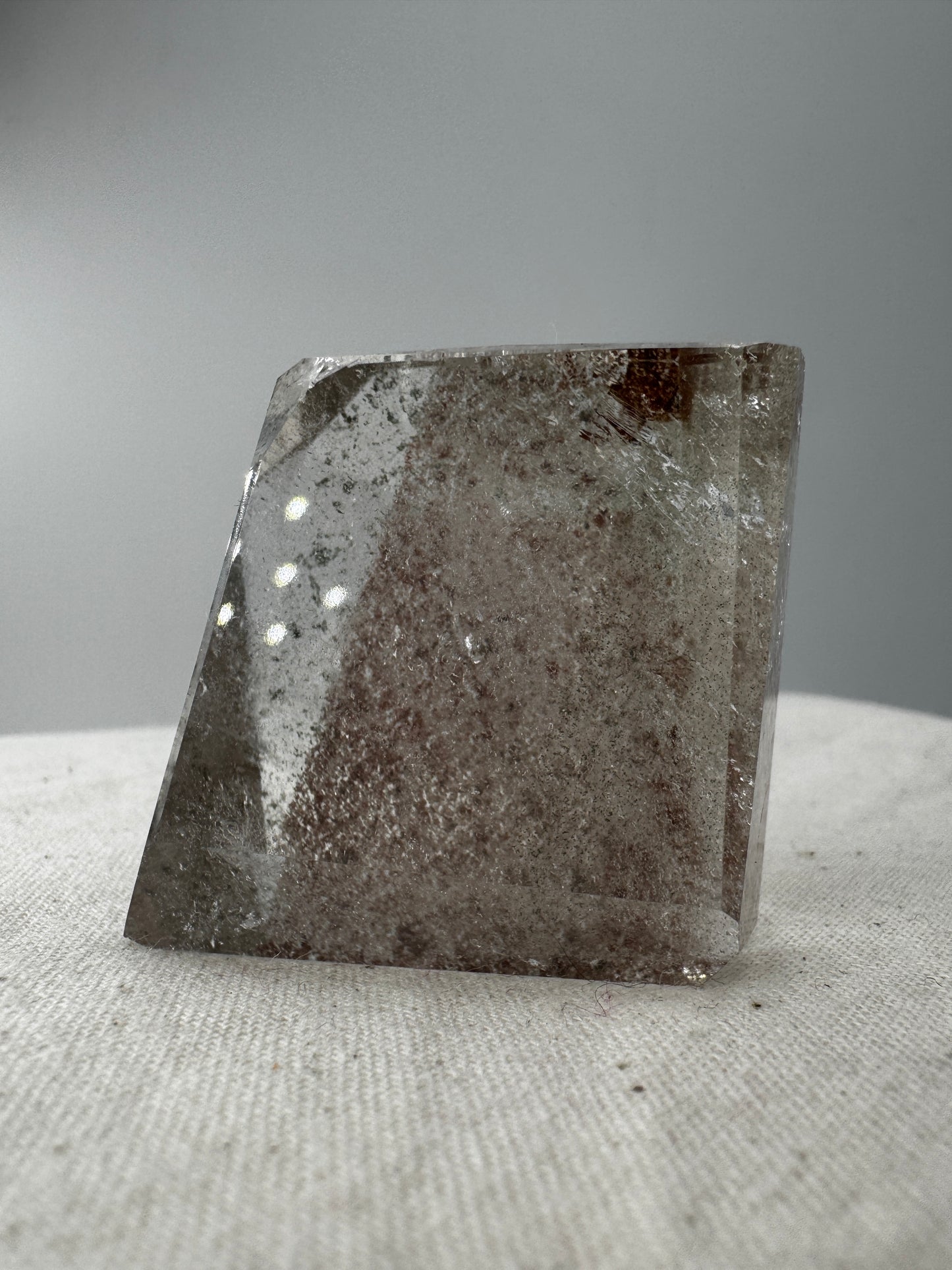 Lodolith Freiform GF19, mit dichten Chlorit- und Eisenoxid-Einschlüssen im klaren Quarz, freiform-geschliffen.