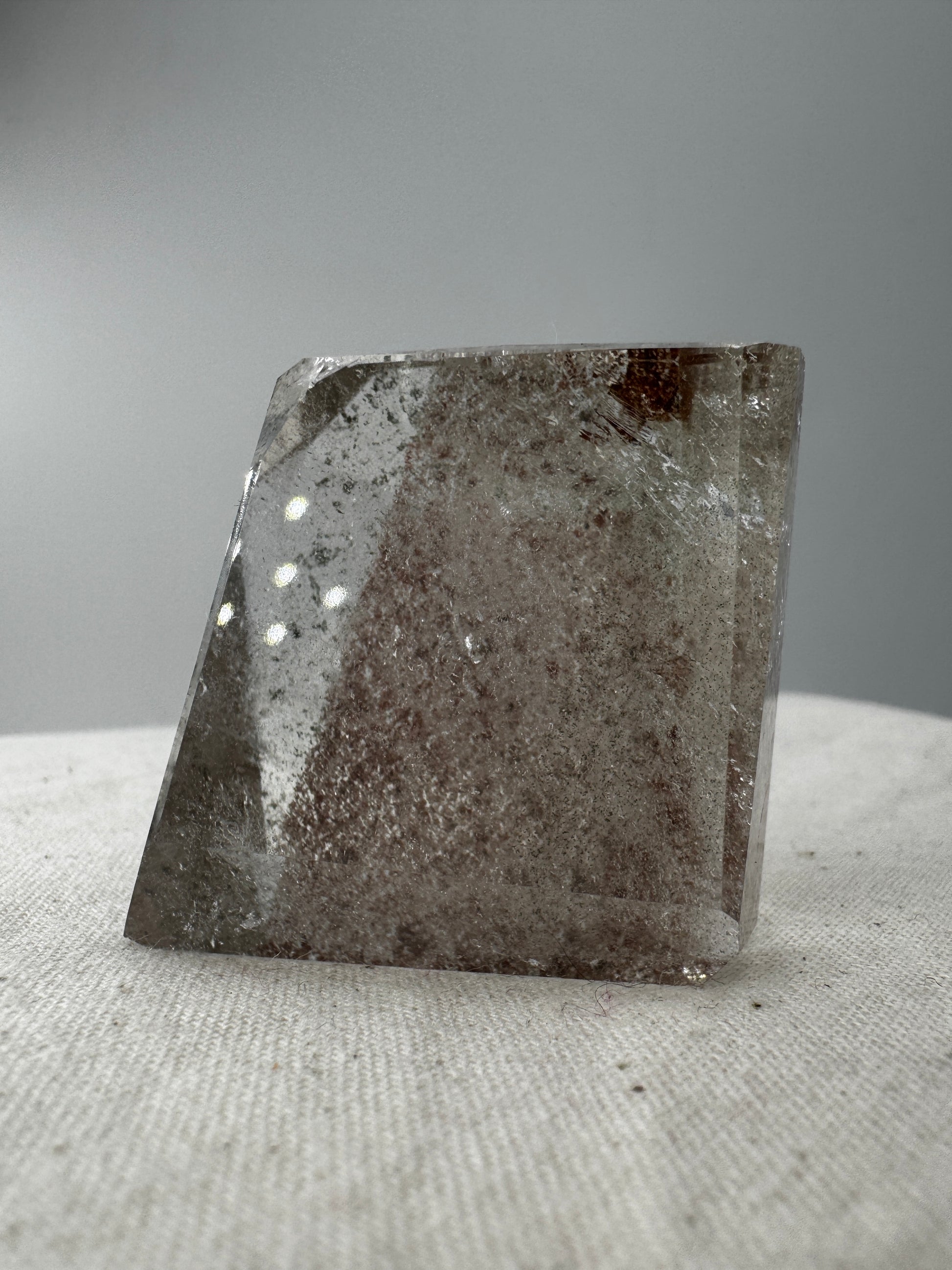 Lodolith Freiform GF19, mit dichten Chlorit- und Eisenoxid-Einschlüssen im klaren Quarz, freiform-geschliffen.