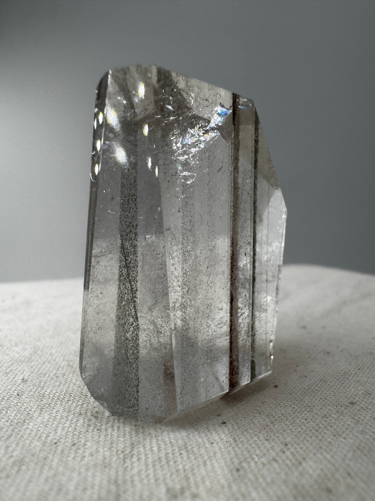 Lodolith Freiform GF19, mit dichten Chlorit- und Eisenoxid-Einschlüssen im klaren Quarz, freiform-geschliffen.