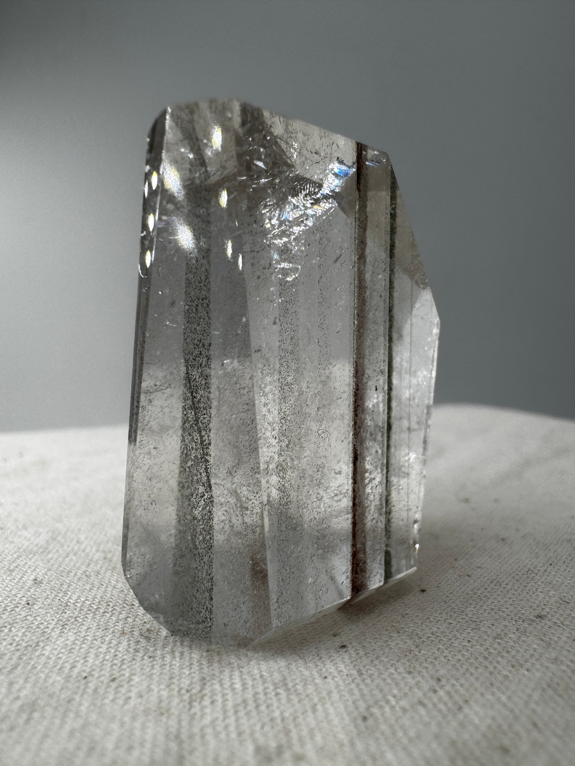 Lodolith Freiform GF19, mit dichten Chlorit- und Eisenoxid-Einschlüssen im klaren Quarz, freiform-geschliffen.