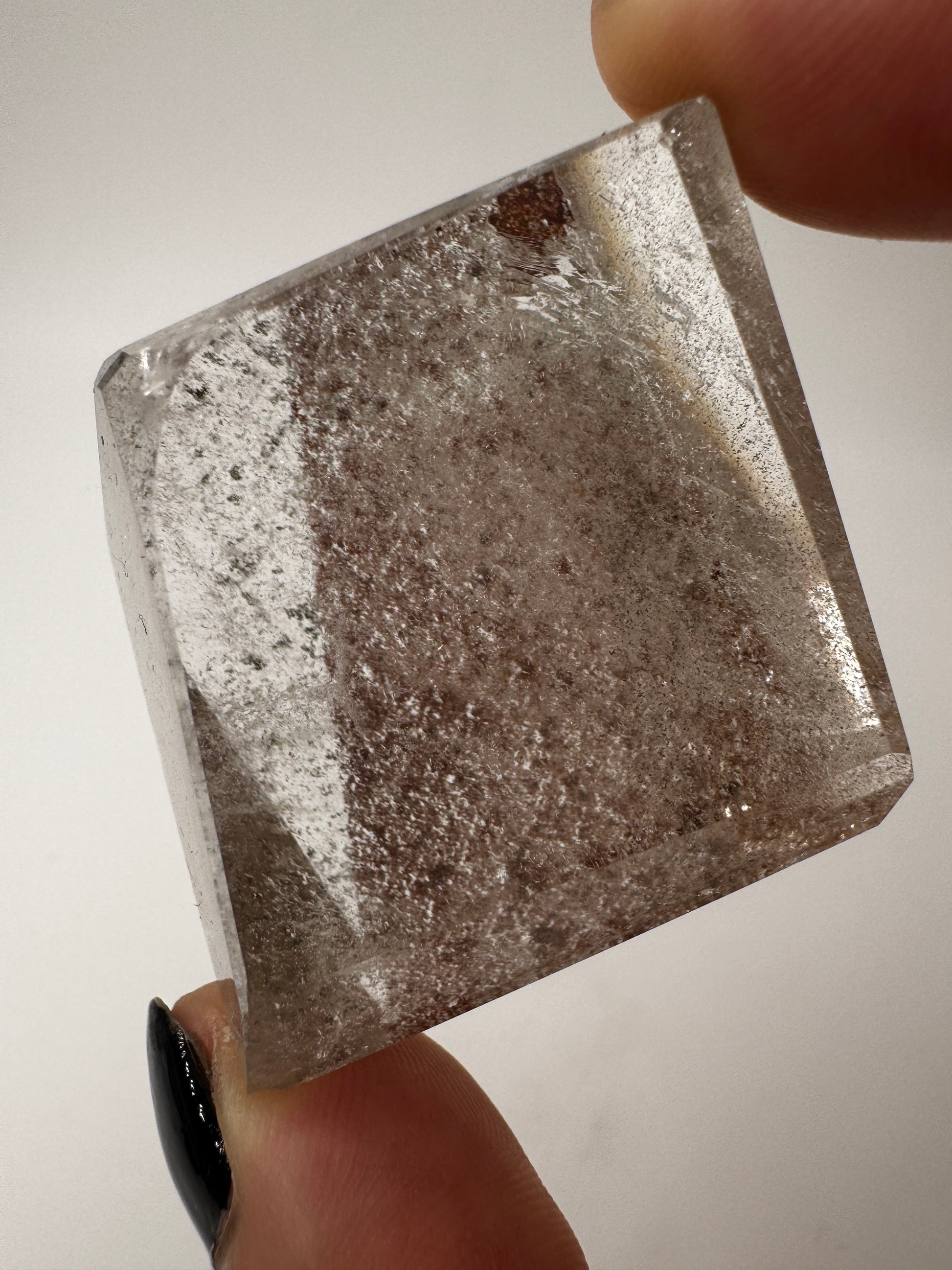 Lodolith Freiform GF19, mit dichten Chlorit- und Eisenoxid-Einschlüssen im klaren Quarz, freiform-geschliffen.