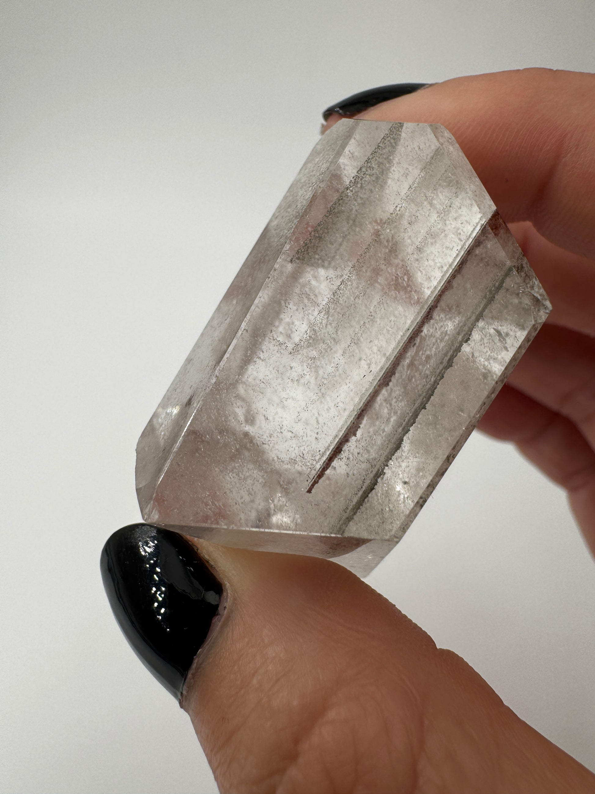 Lodolith Freiform GF19, mit dichten Chlorit- und Eisenoxid-Einschlüssen im klaren Quarz, freiform-geschliffen.