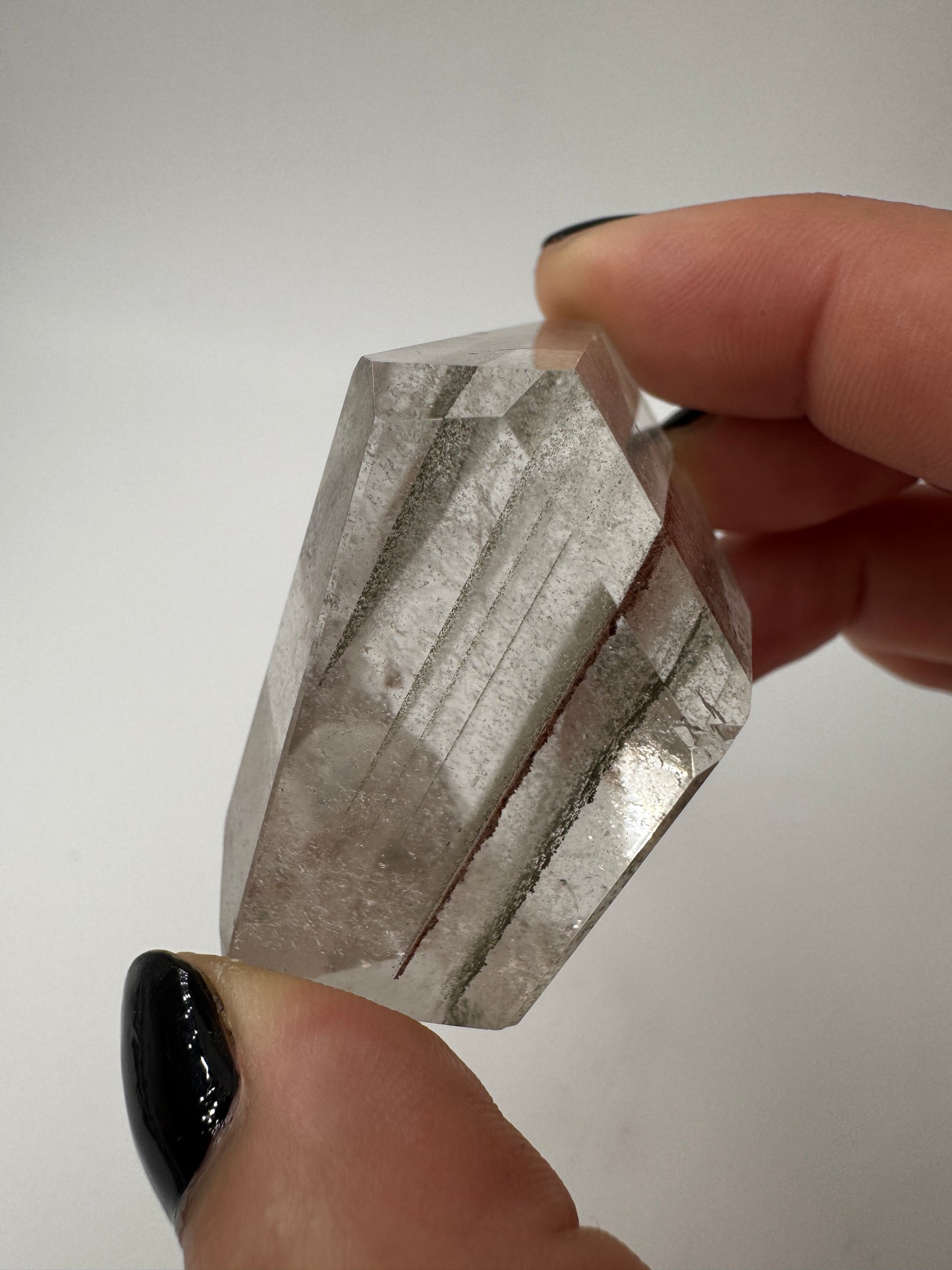 Lodolith Freiform GF19, mit dichten Chlorit- und Eisenoxid-Einschlüssen im klaren Quarz, freiform-geschliffen.