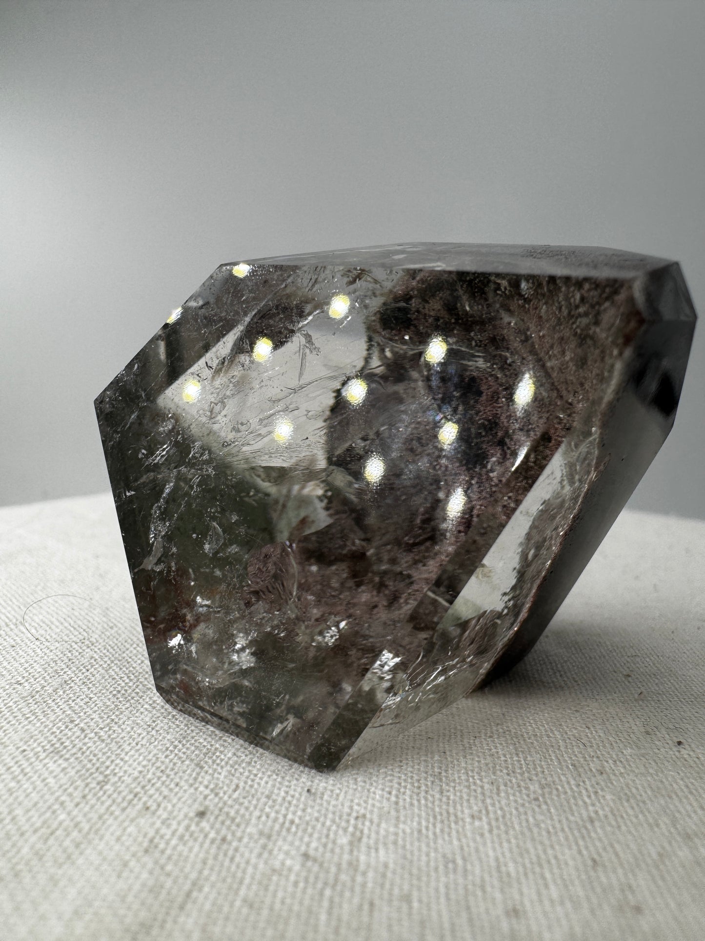 Lodolith Freiform GF31, mit fein verteilten Chlorit- und Eisenoxid-Einschlüssen im klaren Quarz, organisch geschliffen.