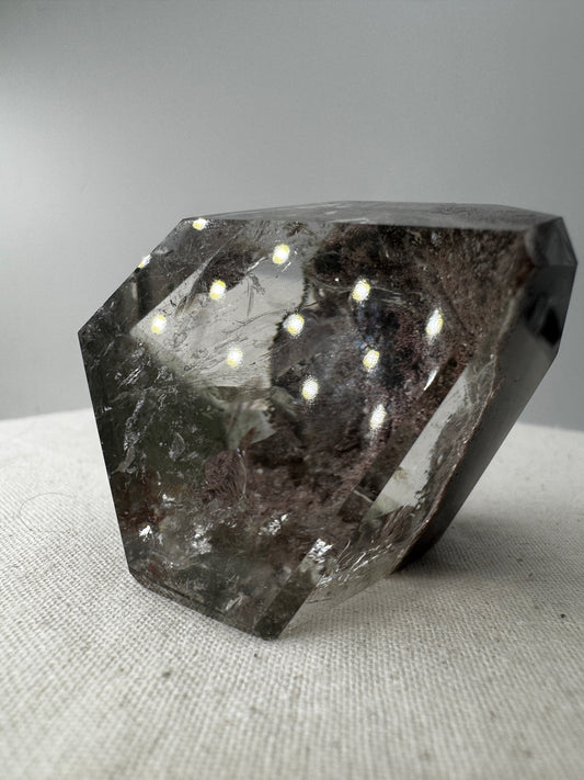 Lodolith Freiform GF31, mit fein verteilten Chlorit- und Eisenoxid-Einschlüssen im klaren Quarz, organisch geschliffen.