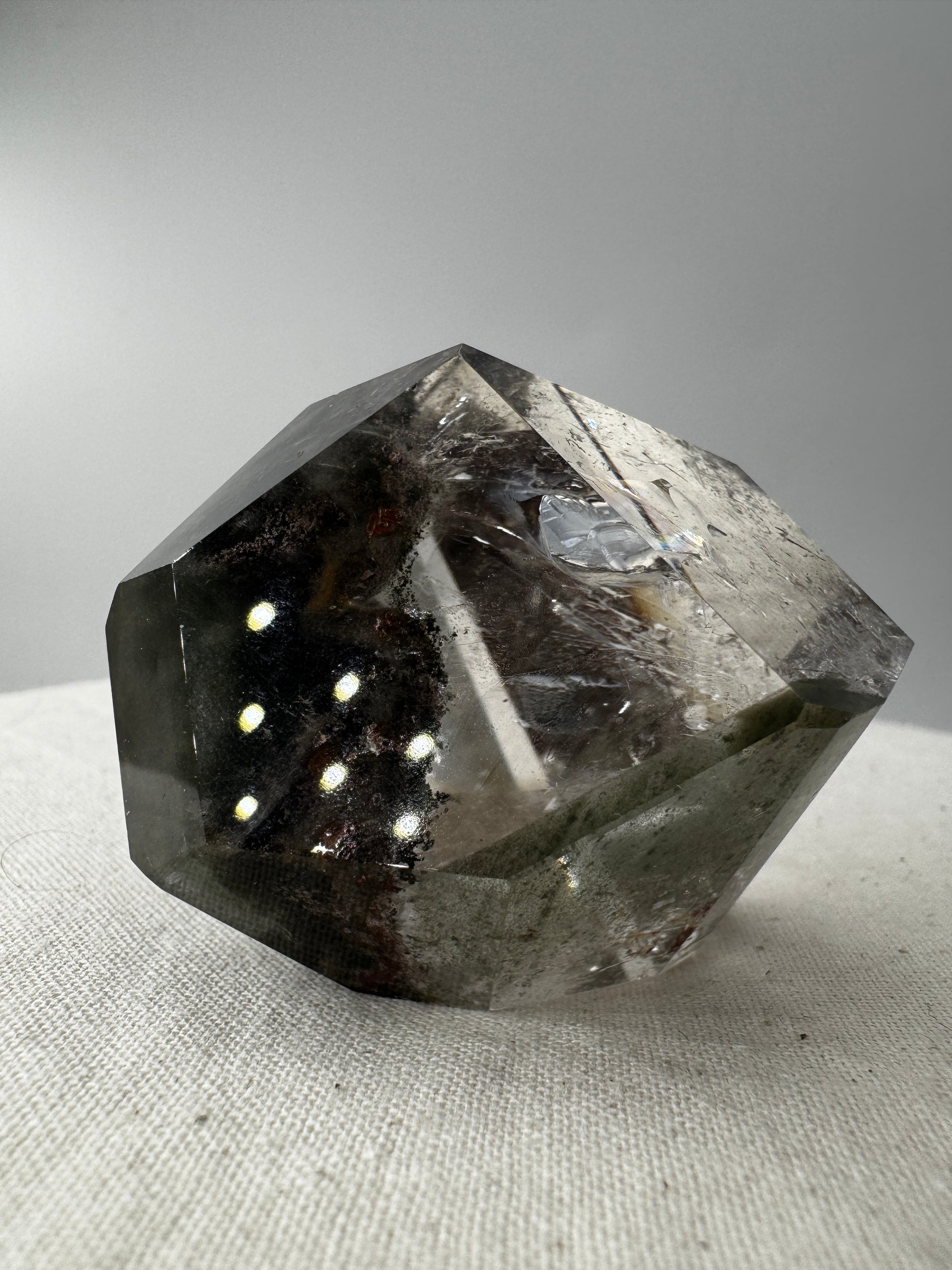 Lodolith Freiform GF31, mit fein verteilten Chlorit- und Eisenoxid-Einschlüssen im klaren Quarz, organisch geschliffen.