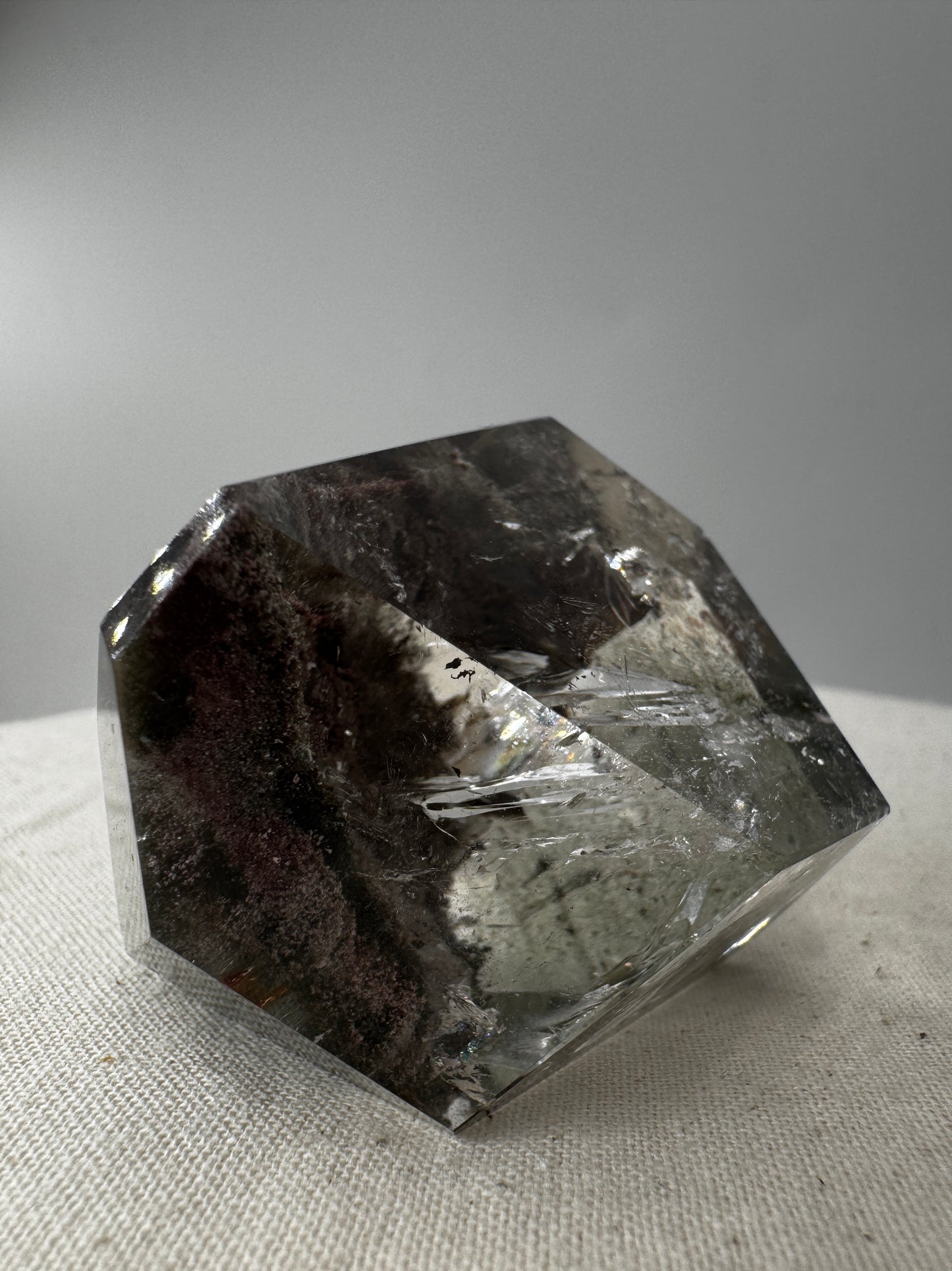 Lodolith Freiform GF31, mit fein verteilten Chlorit- und Eisenoxid-Einschlüssen im klaren Quarz, organisch geschliffen.