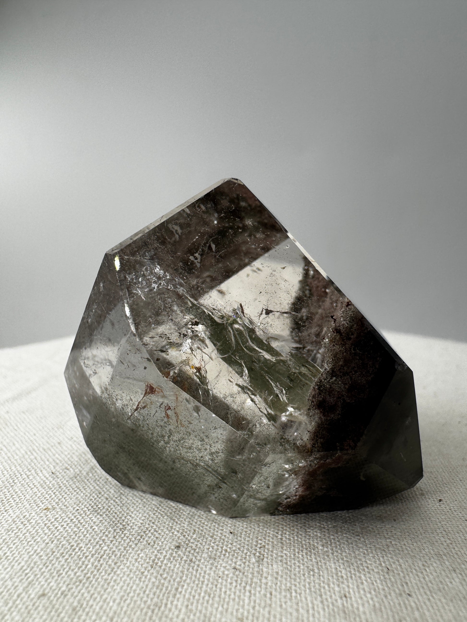 Lodolith Freiform GF31, mit fein verteilten Chlorit- und Eisenoxid-Einschlüssen im klaren Quarz, organisch geschliffen.