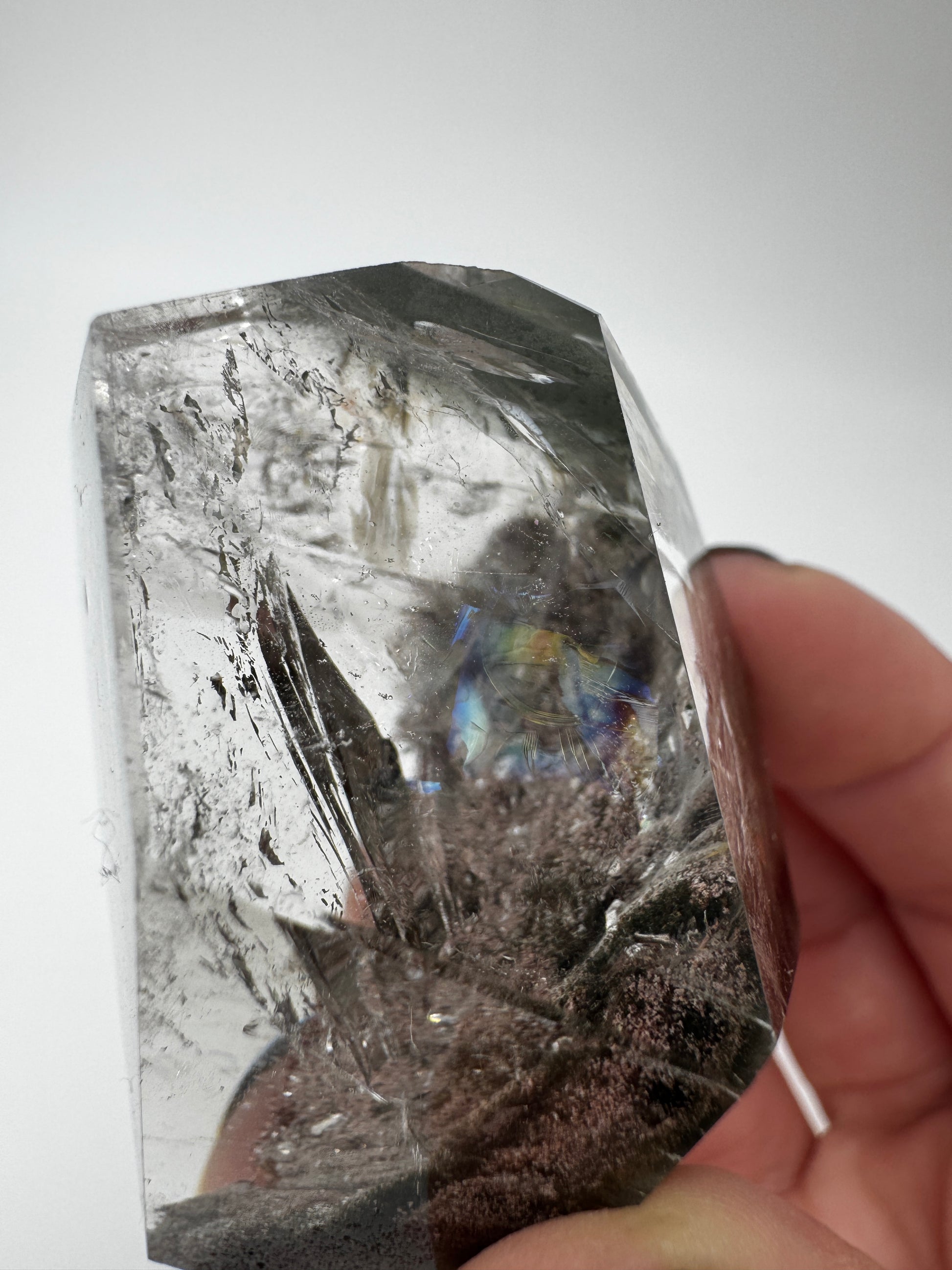 Lodolith Freiform GF31, mit fein verteilten Chlorit- und Eisenoxid-Einschlüssen im klaren Quarz, organisch geschliffen.
