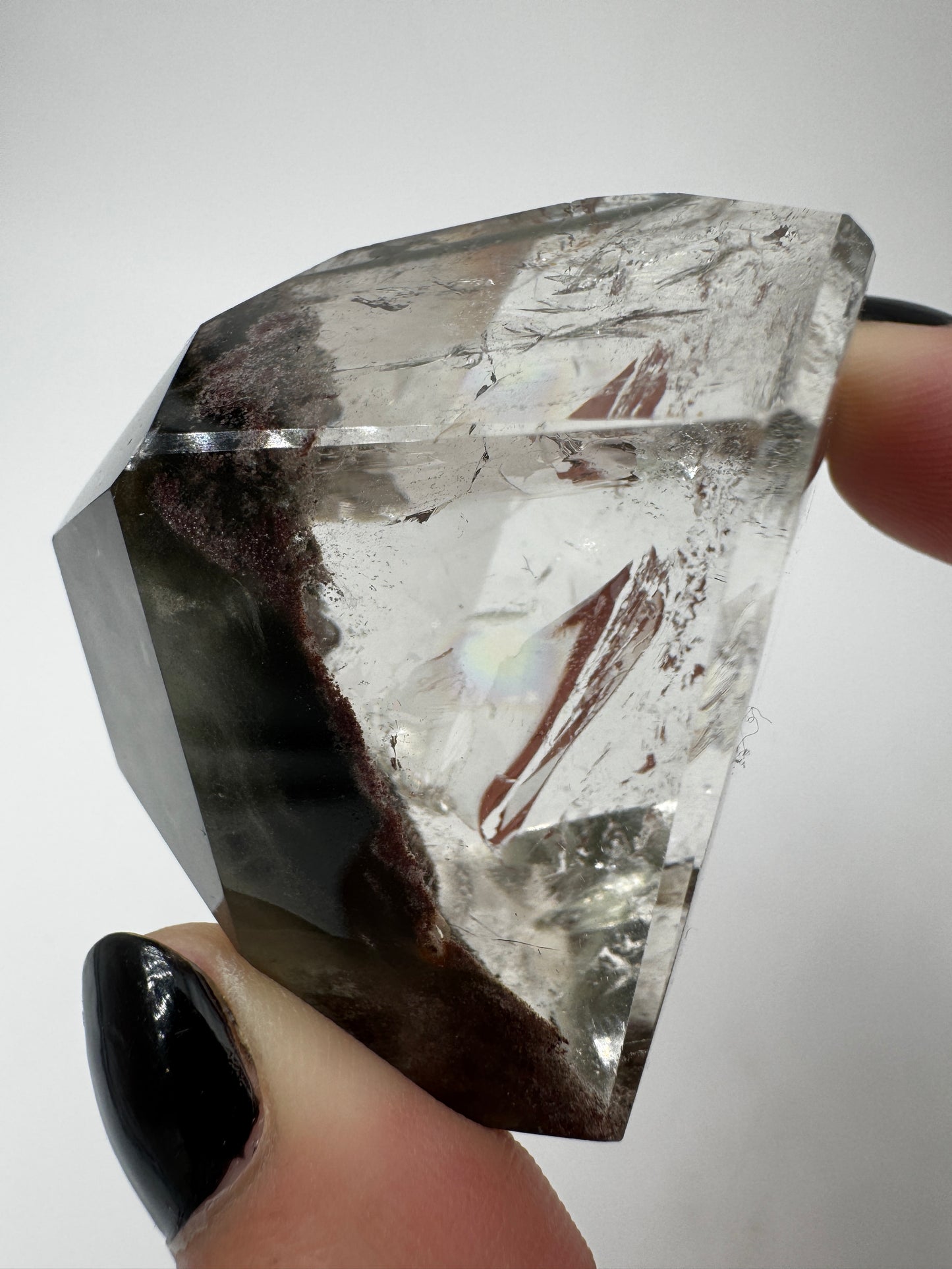 Lodolith Freiform GF31, mit fein verteilten Chlorit- und Eisenoxid-Einschlüssen im klaren Quarz, organisch geschliffen.