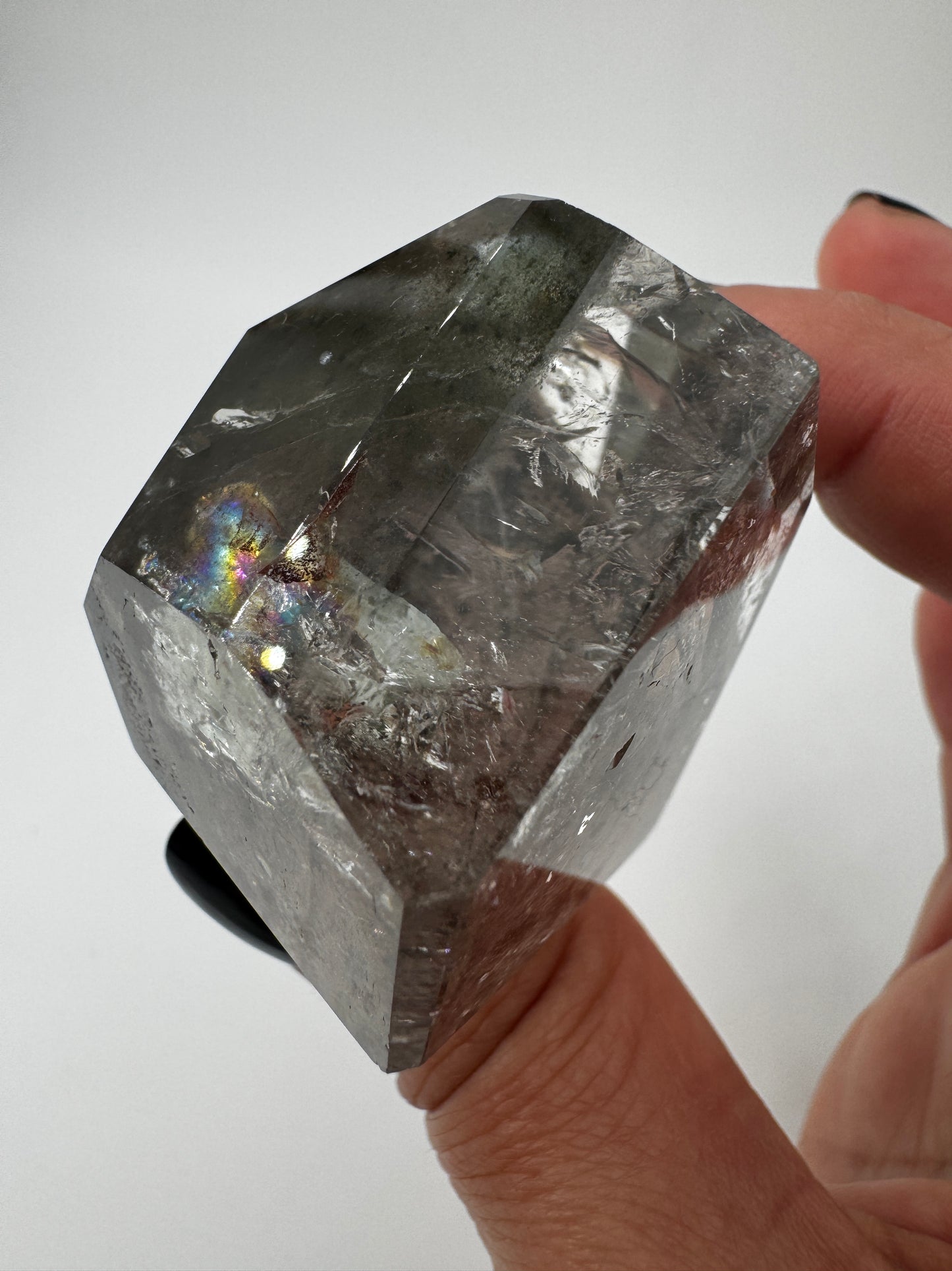 Lodolith Freiform GF31, mit fein verteilten Chlorit- und Eisenoxid-Einschlüssen im klaren Quarz, organisch geschliffen.
