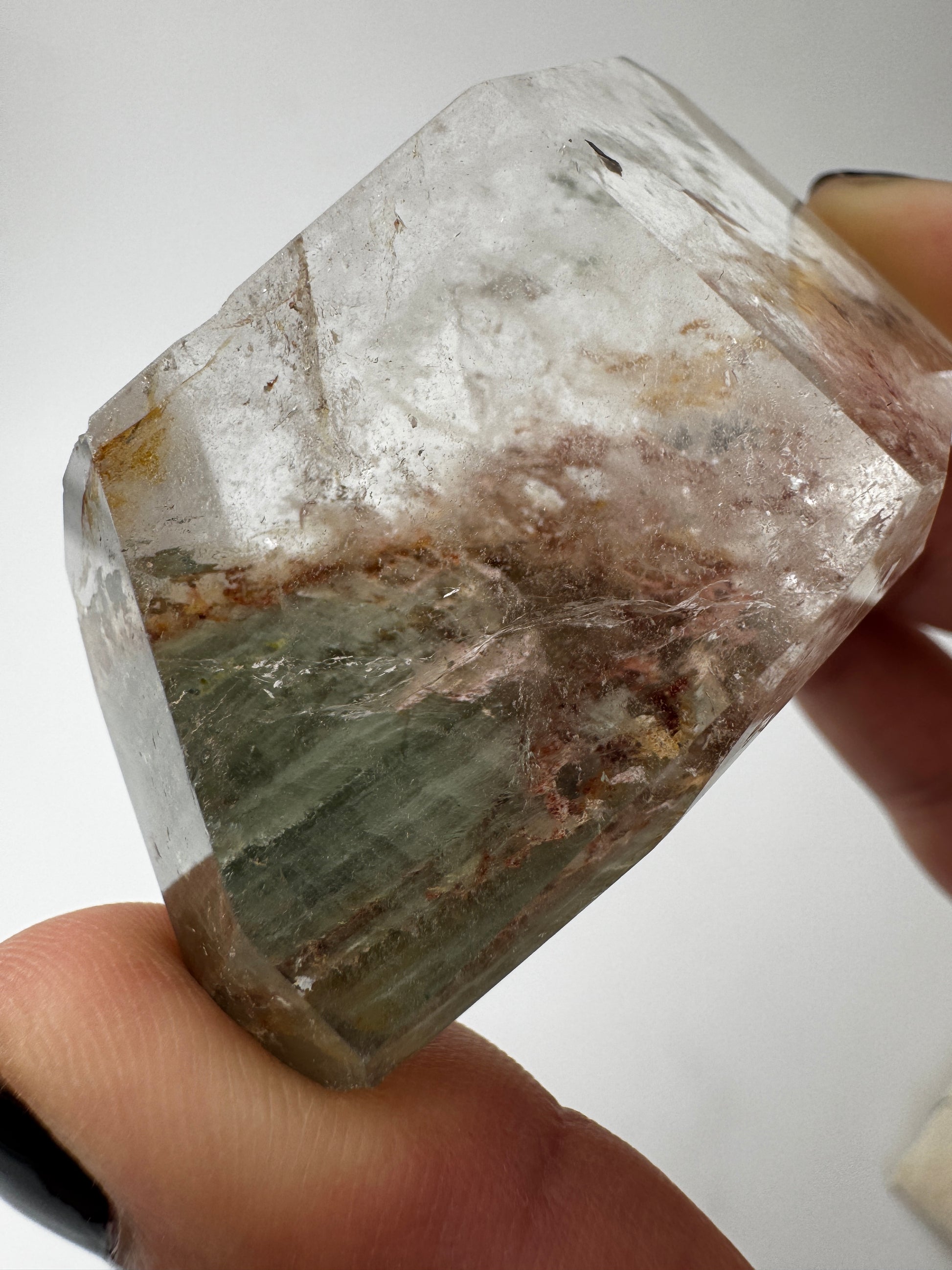Lodolith Freiform GF37, mit dichtem Chlorit- und Eisenoxid-Einschlussmuster im klaren Quarz, organisch geschliffen.