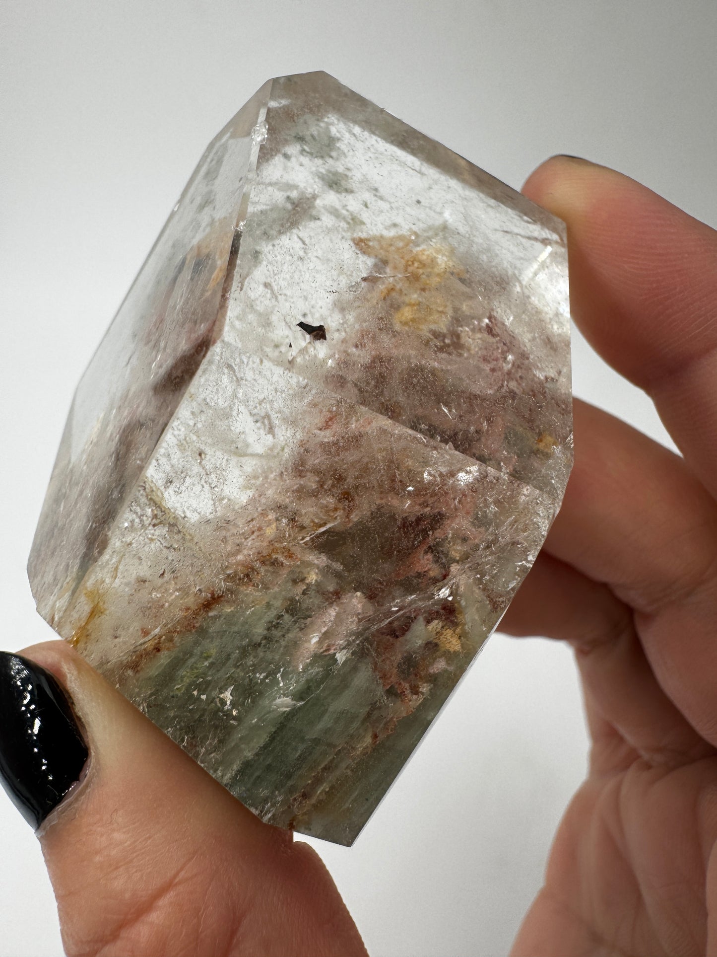 Lodolith Freiform GF37, mit dichtem Chlorit- und Eisenoxid-Einschlussmuster im klaren Quarz, organisch geschliffen.