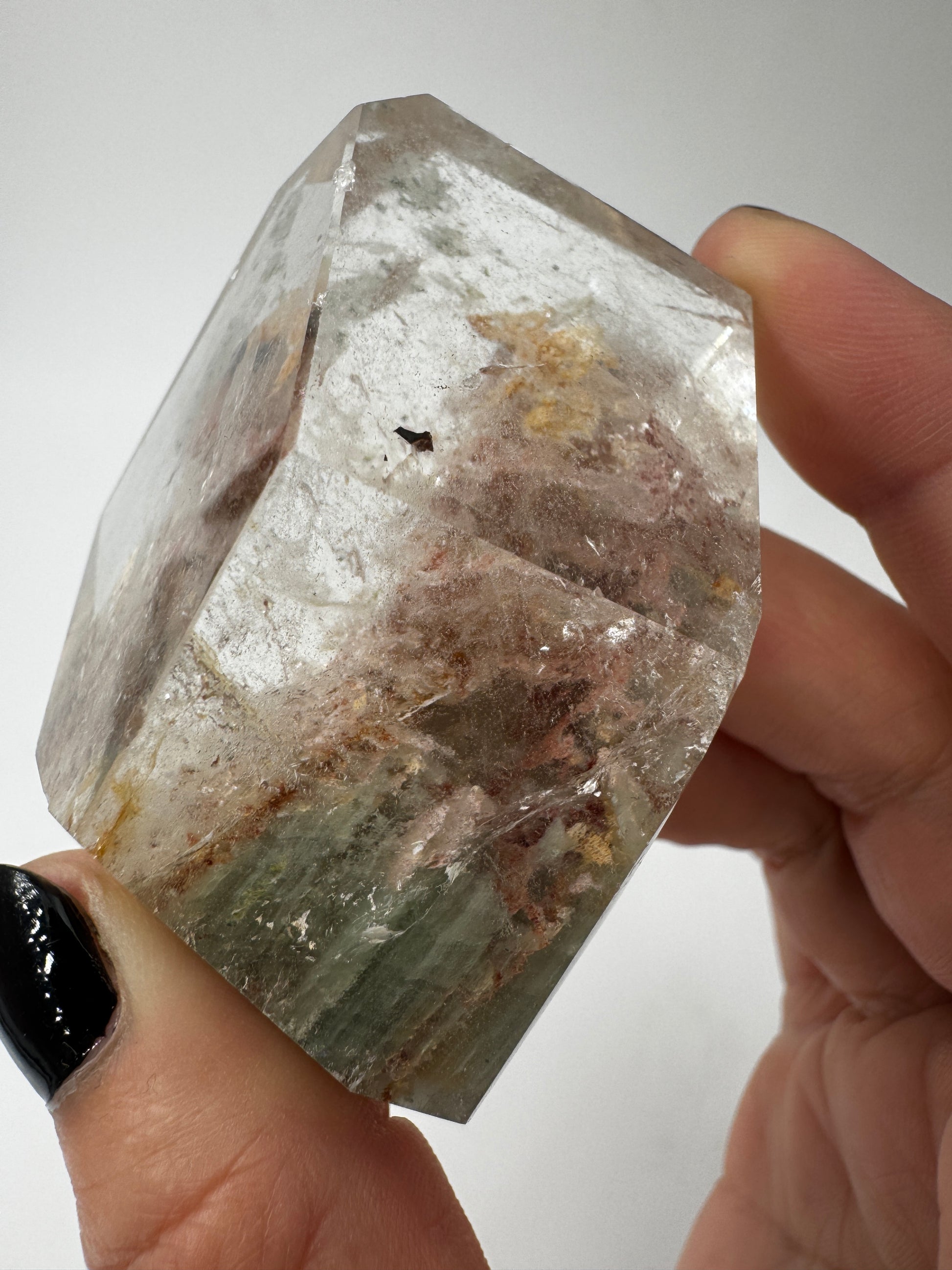 Lodolith Freiform GF37, mit dichtem Chlorit- und Eisenoxid-Einschlussmuster im klaren Quarz, organisch geschliffen.