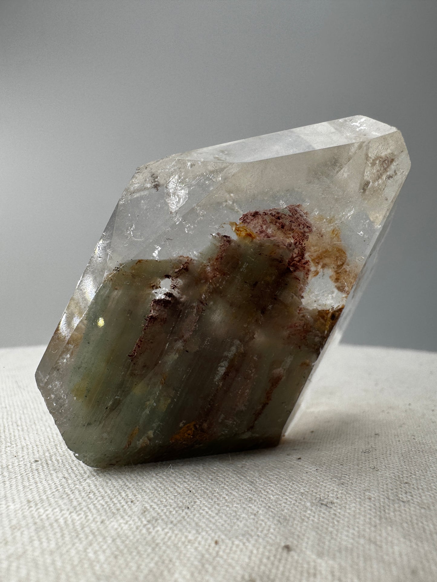Lodolith Freiform GF37, mit dichtem Chlorit- und Eisenoxid-Einschlussmuster im klaren Quarz, organisch geschliffen.