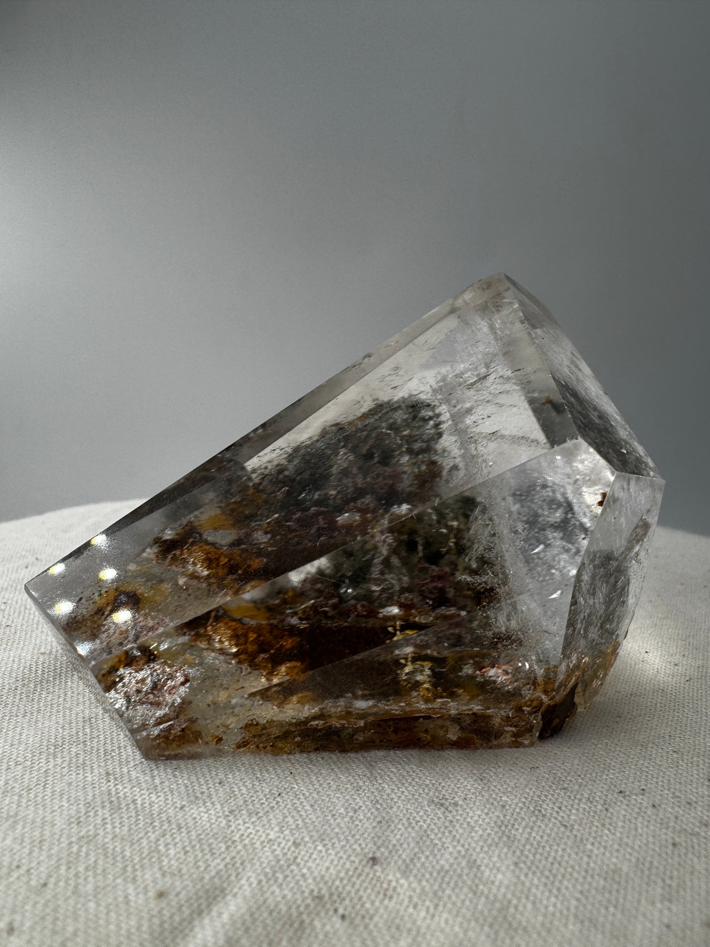 Lodolith Freiform GF59, großformatiger Gartenquarz mit dichten Chlorit- und Eisenoxid-Einschlüssen im klaren Quarz, freiform-geschliffen.