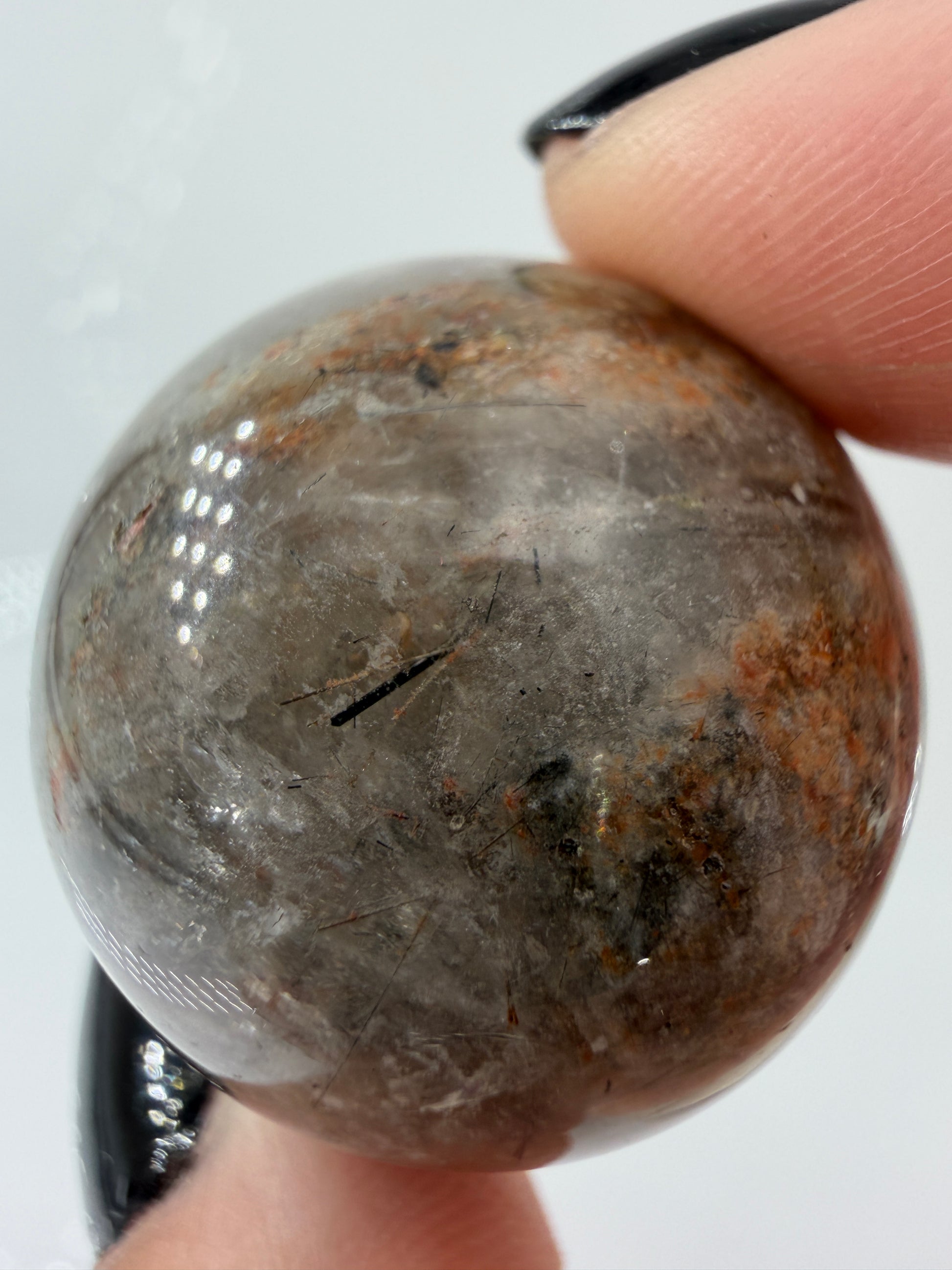 Polierte thousend layer Gartenquarz-Kugel mit einer  Vielzahl feiner, horizontaler Wachs-Phantome im Inneren.