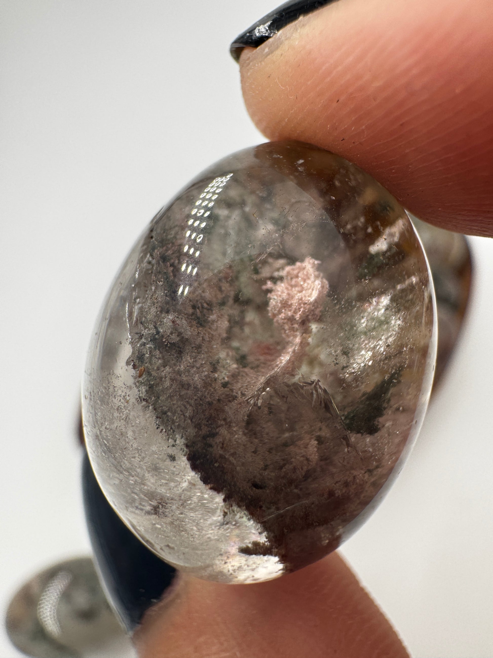 Lodolith-Trommelstein mit  ihren im Inneren farbenfrohe, moosähnliche Mineraleinschlüsse, die wie konservierte Unterwasserlandschaften erscheinen.