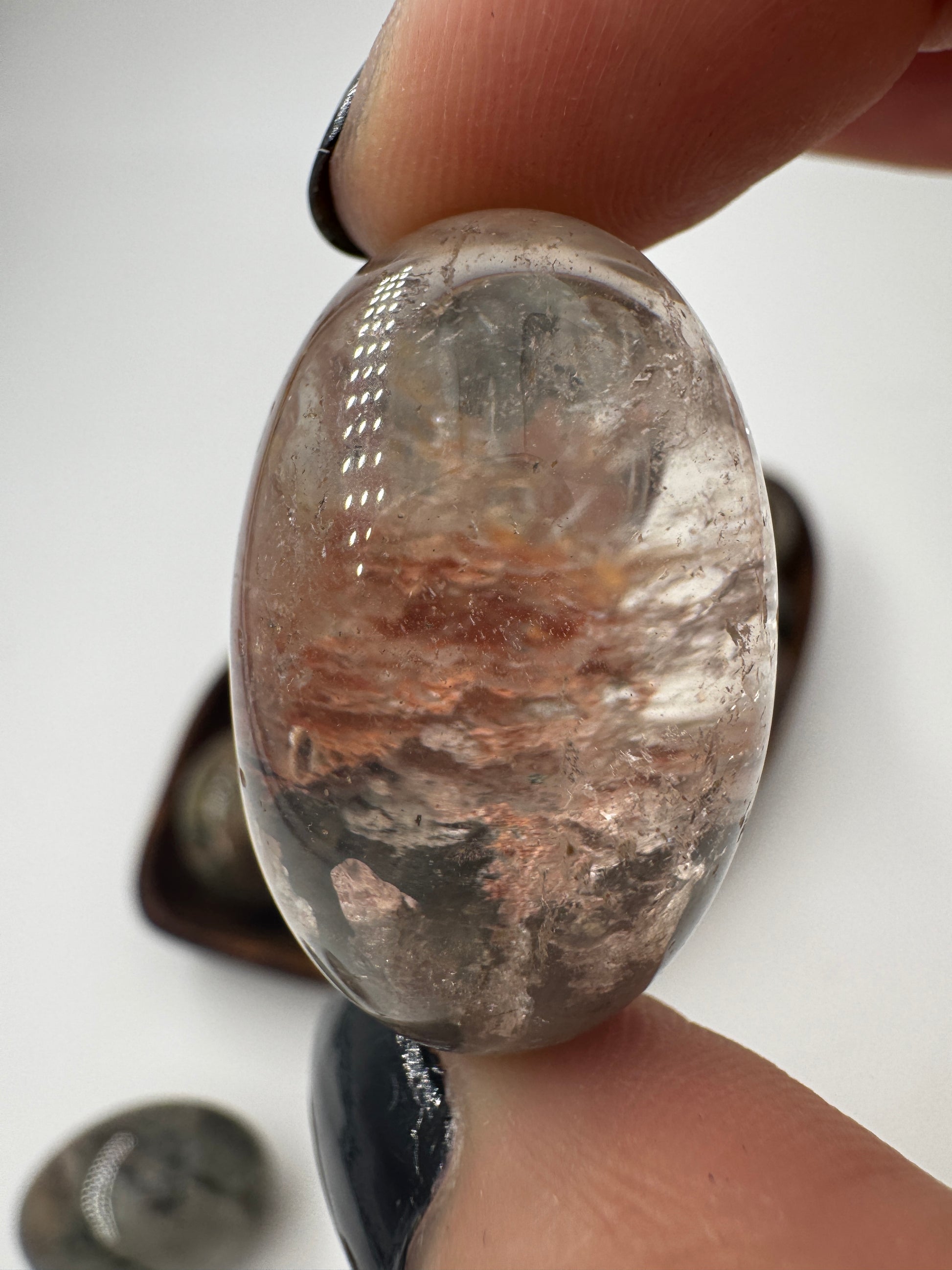 Lodolith-Trommelstein mit  ihren im Inneren farbenfrohe, moosähnliche Mineraleinschlüsse, die wie konservierte Unterwasserlandschaften erscheinen.