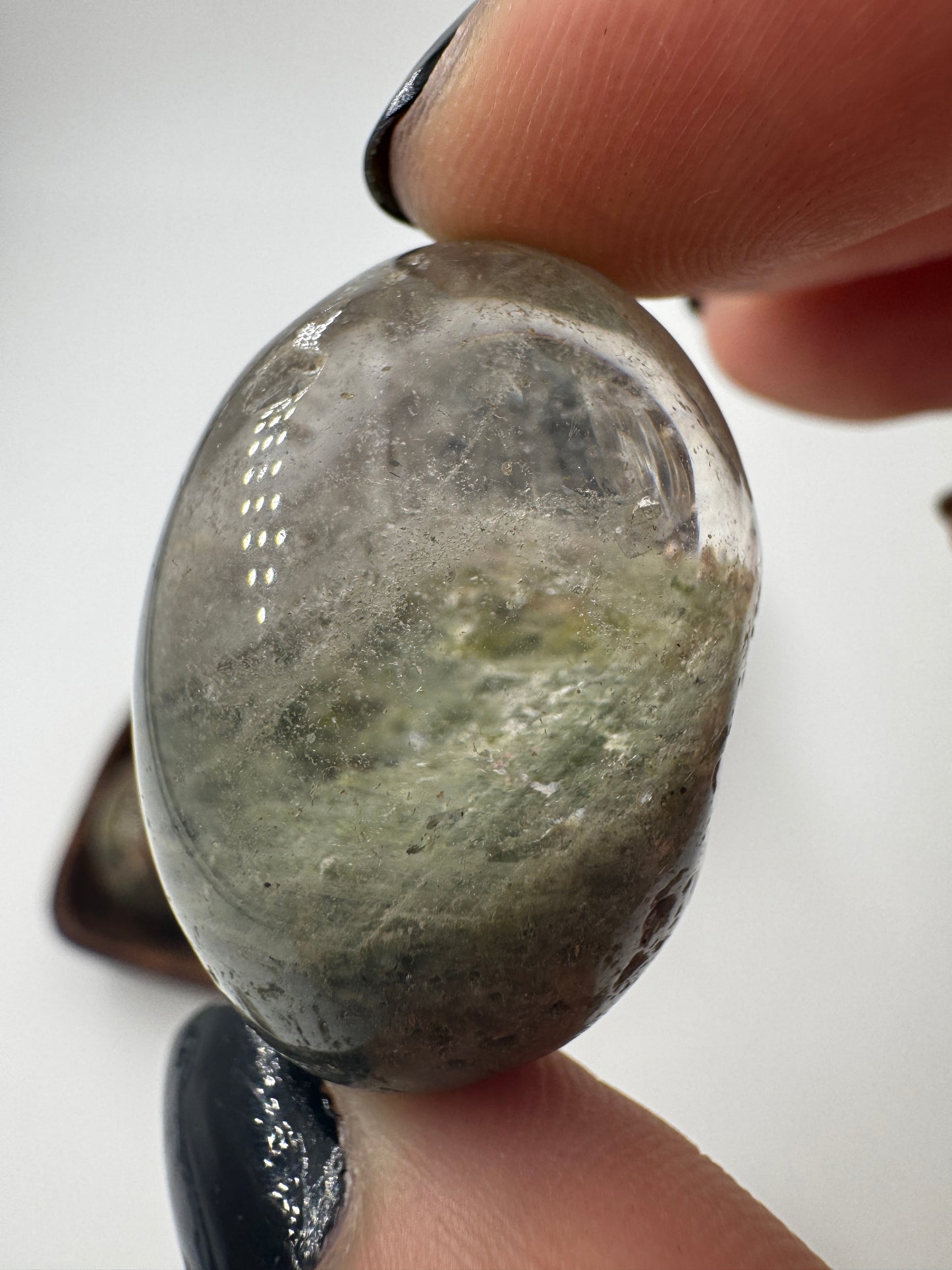 Lodolith-Trommelstein mit  ihren im Inneren farbenfrohe, moosähnliche Mineraleinschlüsse, die wie konservierte Unterwasserlandschaften erscheinen.