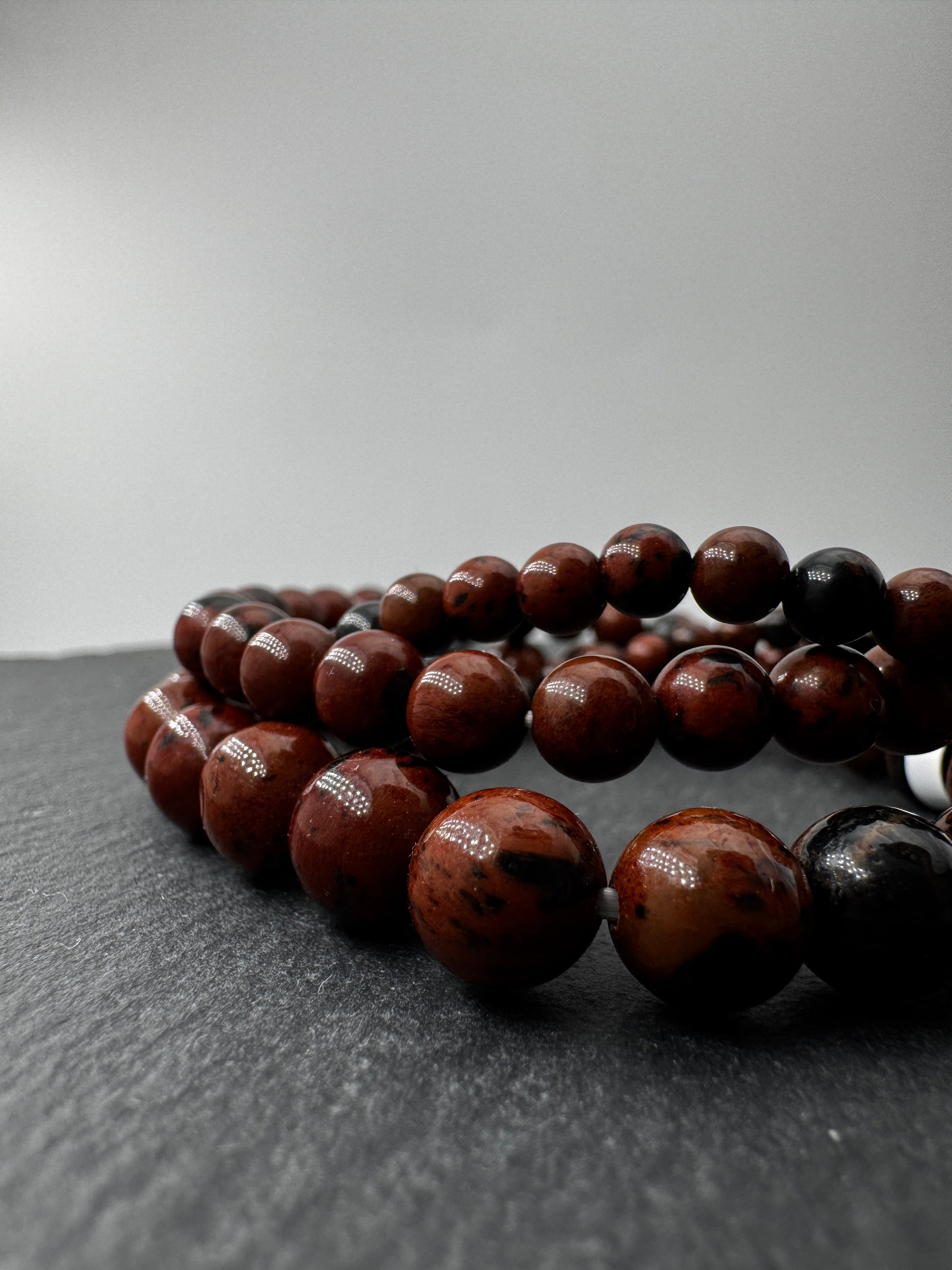 Mahagoni-Obsidian-Kugelarmband in Rotbraun und Schwarz.