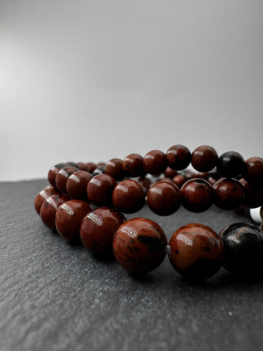 Mahagoni-Obsidian-Kugelarmband in Rotbraun und Schwarz.