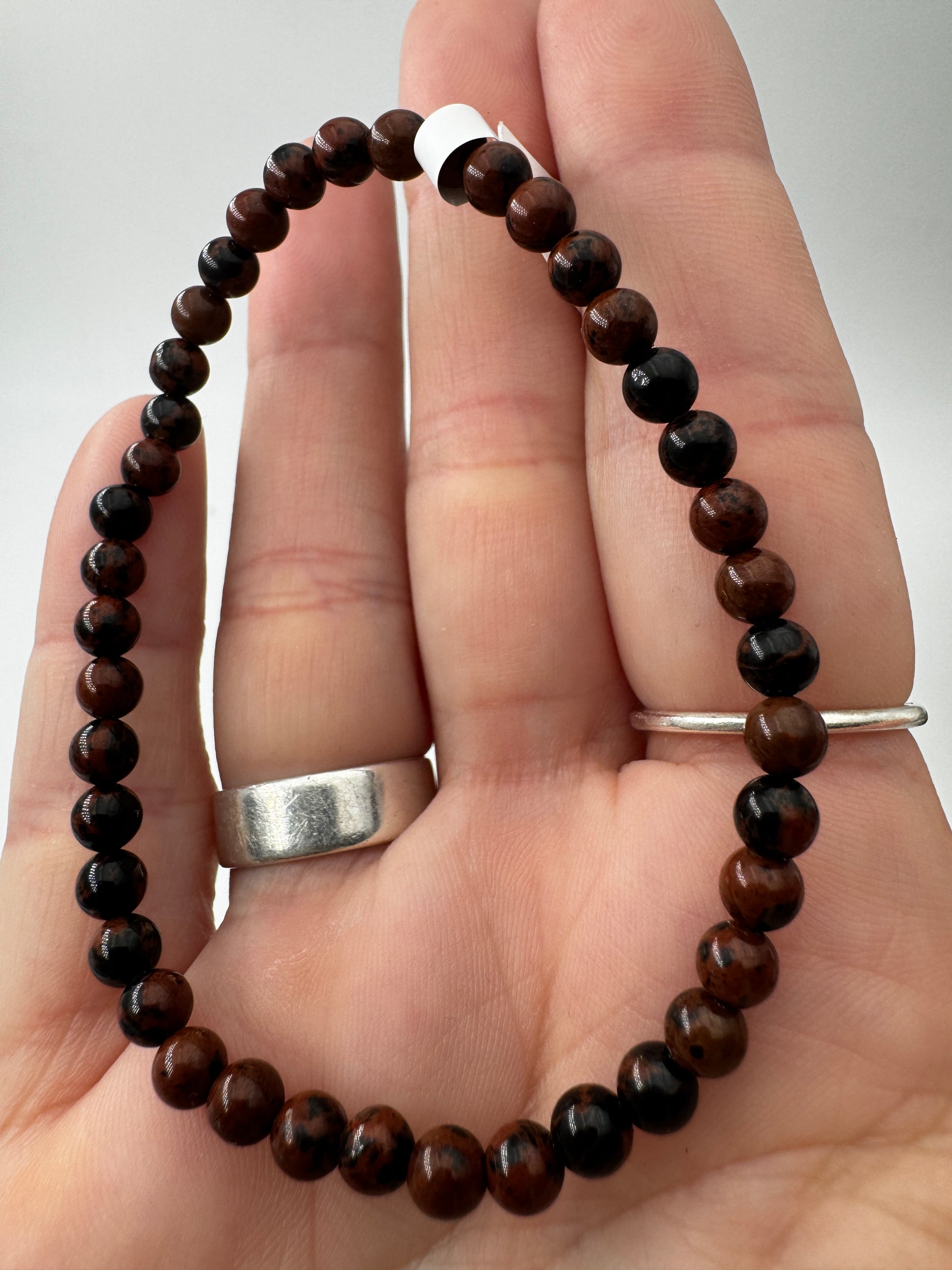Mahagoni-Obsidian-Kugelarmband in Rotbraun und Schwarz.