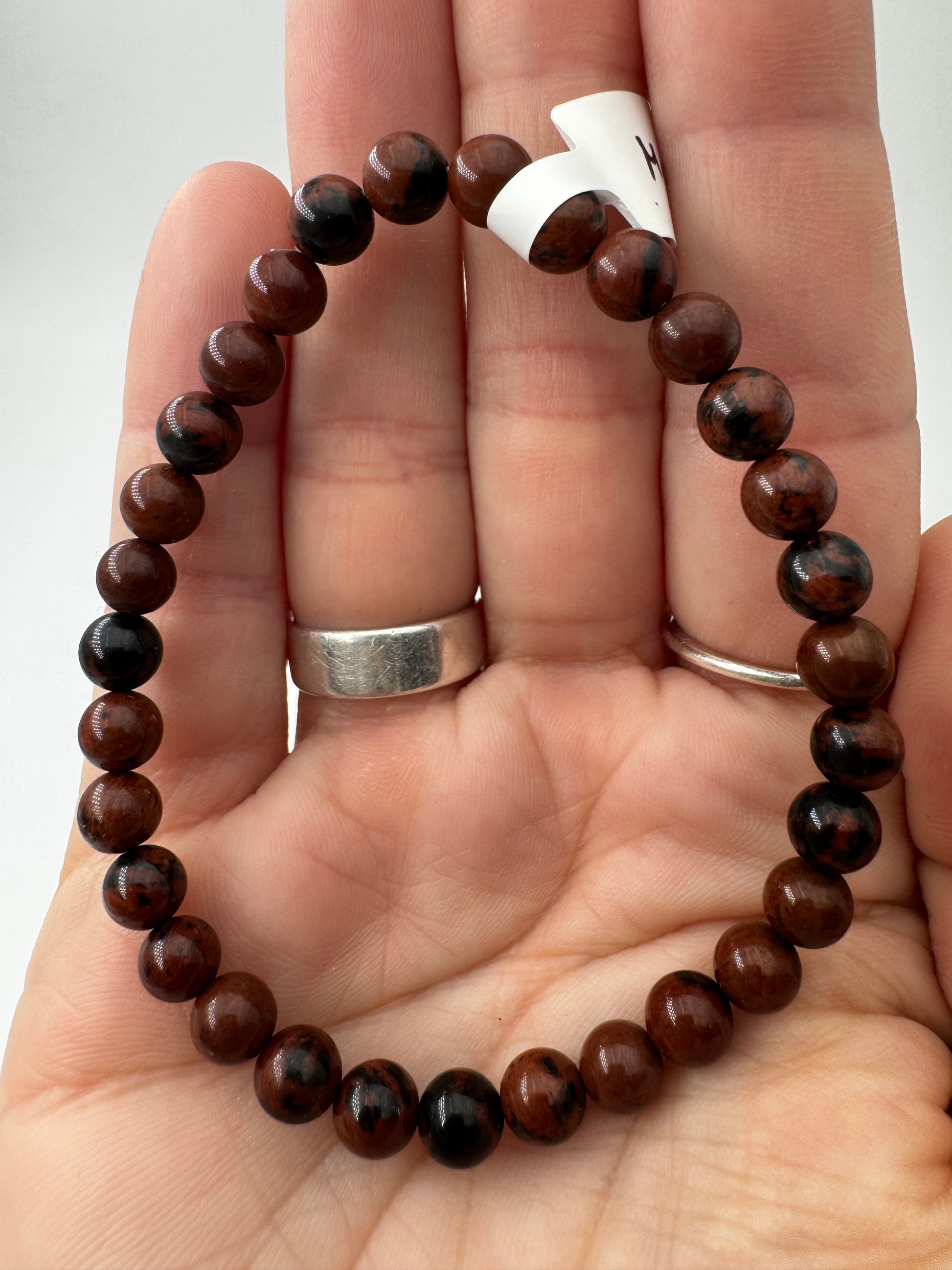 Mahagoni-Obsidian-Kugelarmband in Rotbraun und Schwarz.