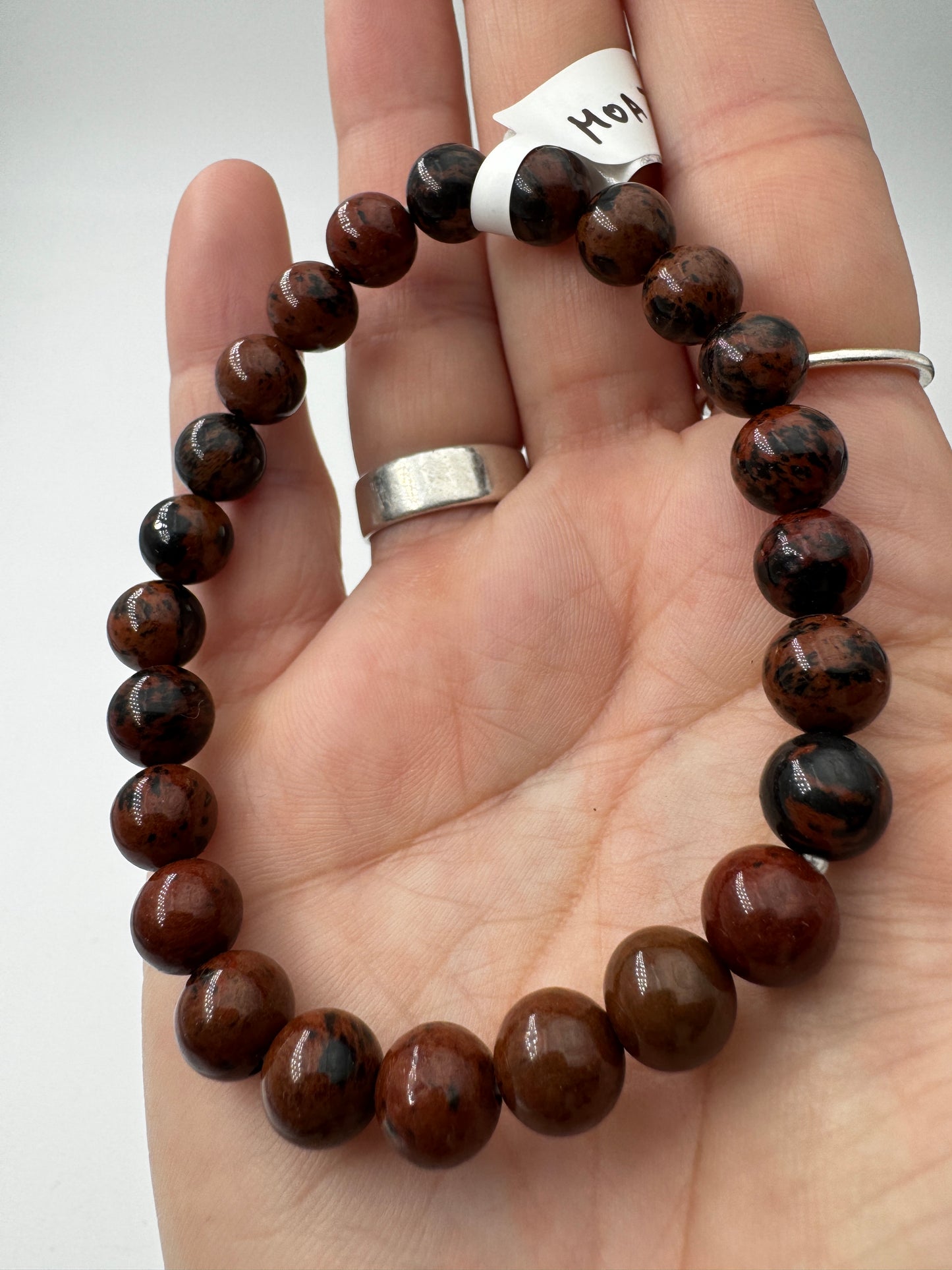 Mahagoni-Obsidian-Kugelarmband in Rotbraun und Schwarz.